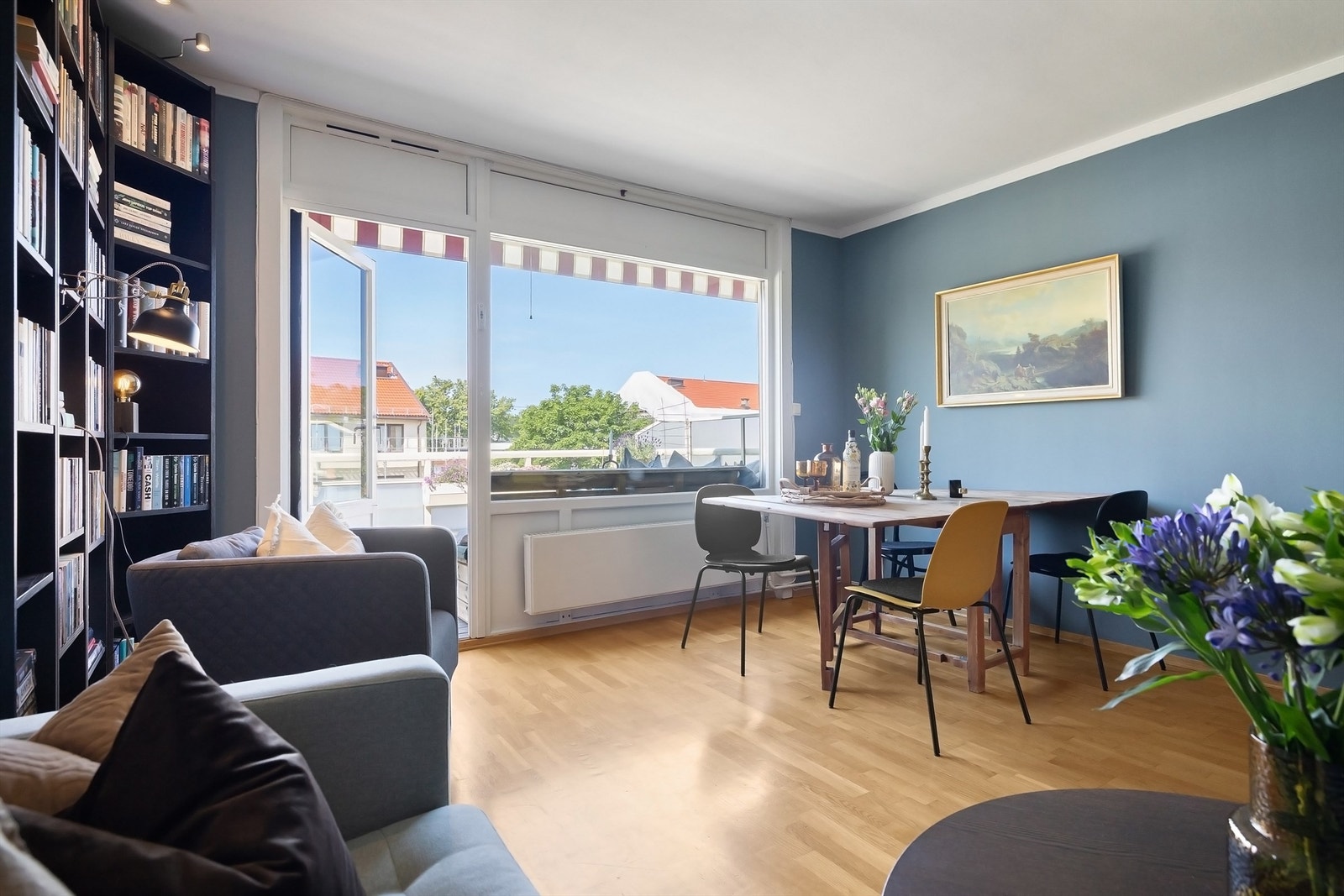 Boligen befinner seg i en blindgate omkranset av grøntarealer med kort vei til både sentrum og skogen, i rolige og barnevennlige omgivelser Galleribilde