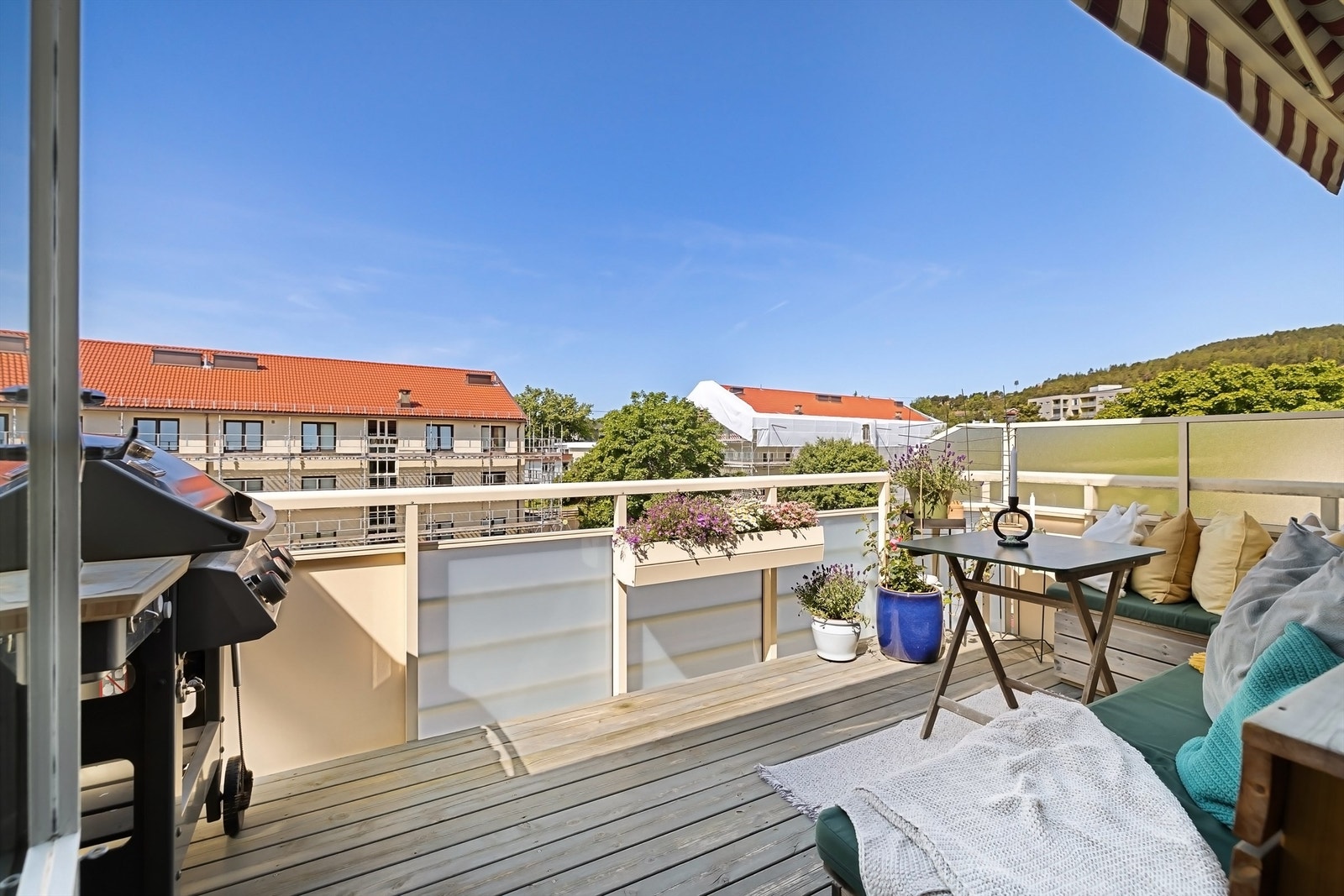 Her er det god plass til utemøblement som sittegruppe og grill - det er tillatt med el- og/eller gassgrill på balkongene Galleribilde