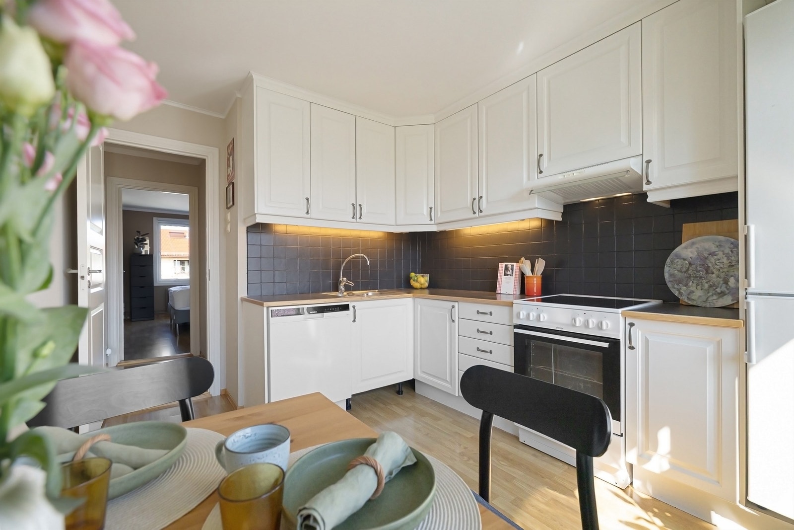 Romslig separat kjøkken med god skap- og benkeplass, samt naturlig plass til et hyggelig spisebord langs store vindusflater Galleribilde