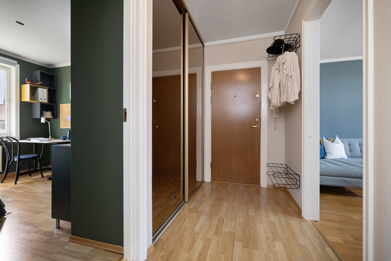 Entréen er malt i behagelige farger med laminat belagt på gulv Galleribilde