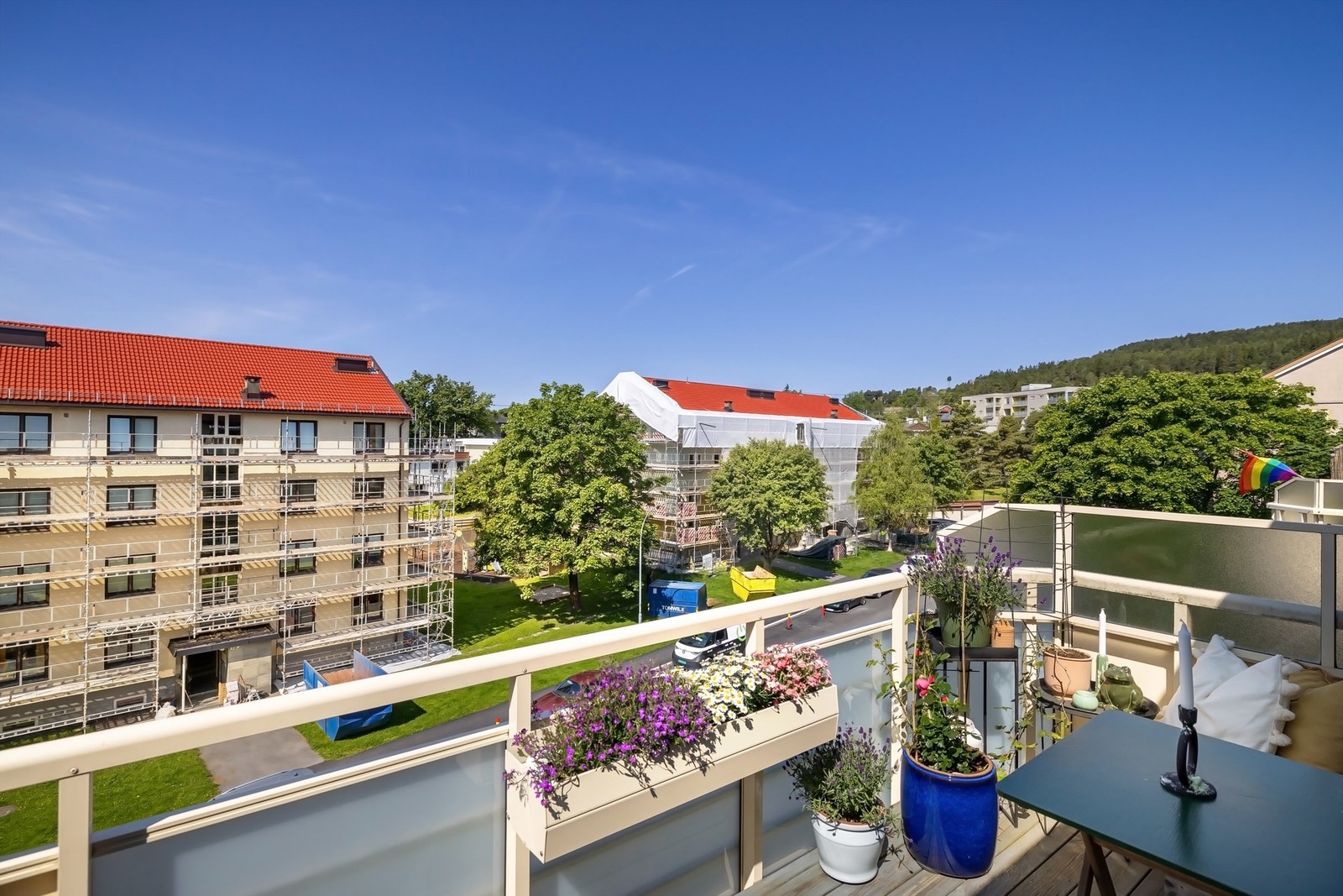 Balkongen ligger høyt og fritt i byggets øverste etasje og er på hele 10 kvm! Galleribilde