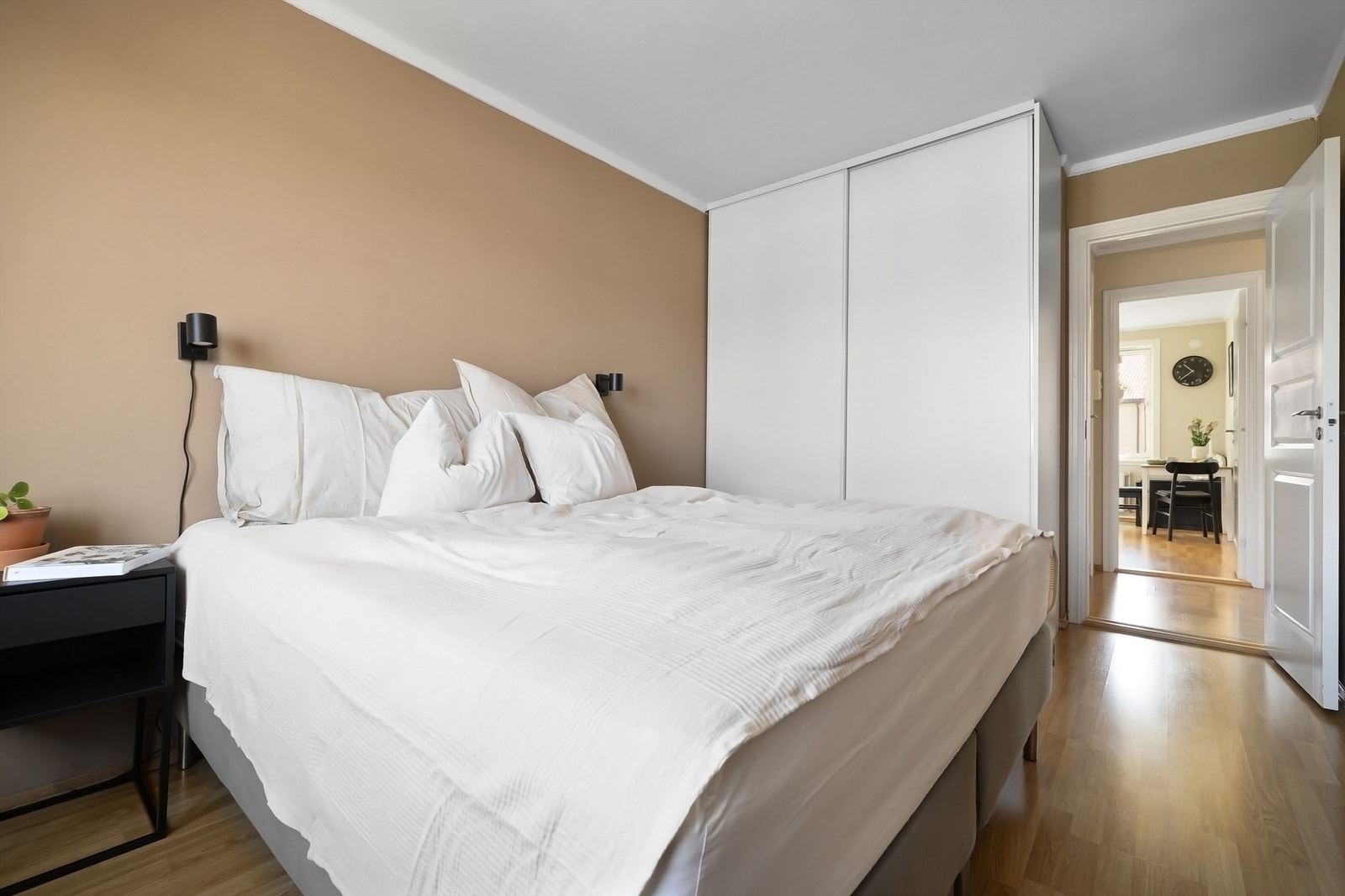 Her er det godt med plass til både dobbeltseng og tilhørende nattbord med gode oppbevaringsmuligheter i romslig skyvedørsgarderobe Galleribilde