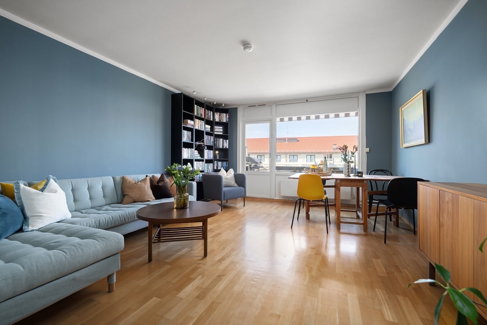 En lys og gjennomgående 3-roms beliggende høyt og fritt i byggets øverste etasje med vestvendt, solrik balkong på hele 10 kvm! Galleribilde