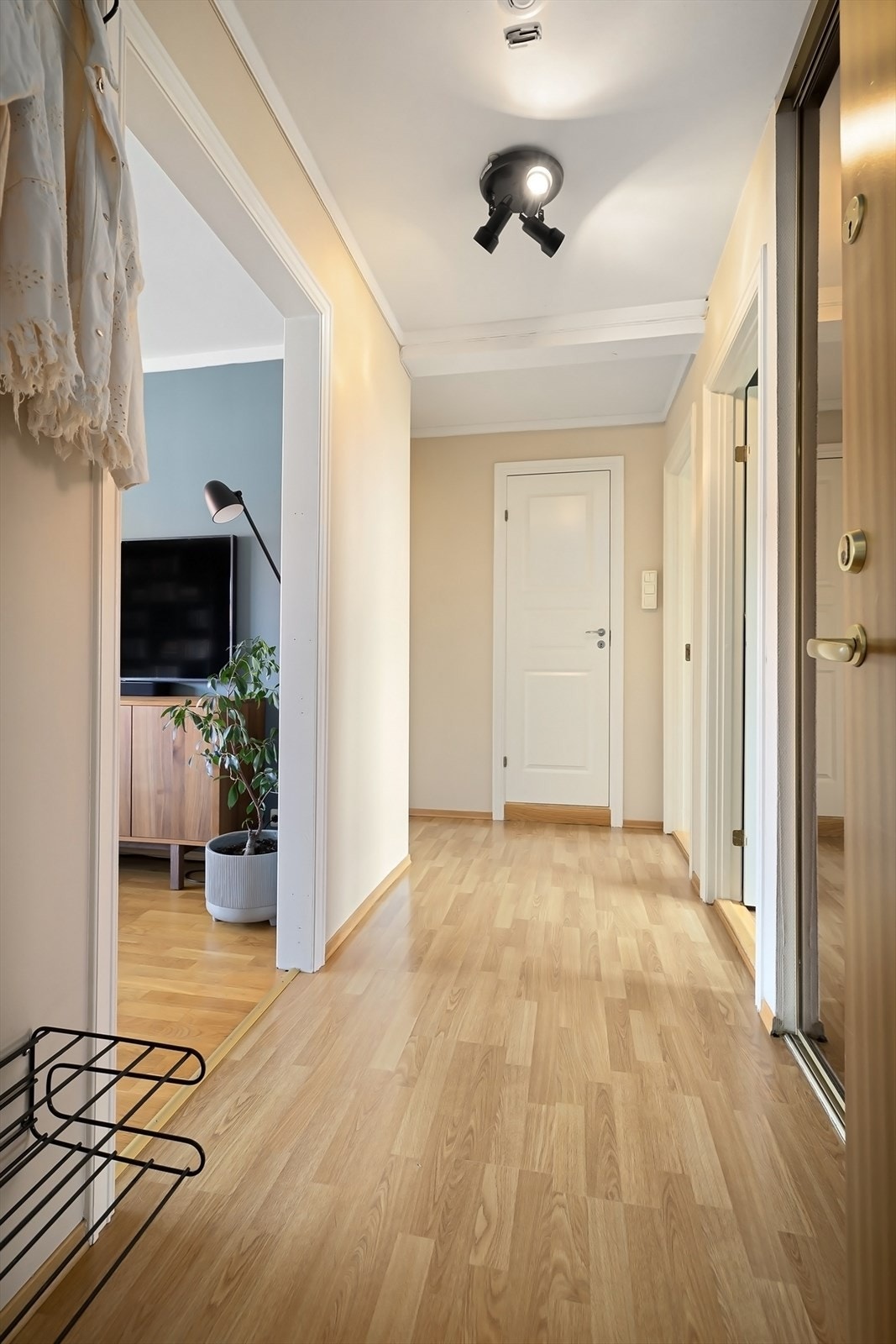 Boligen har videre godt med lagringsplass i to eksterne boder på hhv. 4 kvm og 10 kvm gulvareal Galleribilde