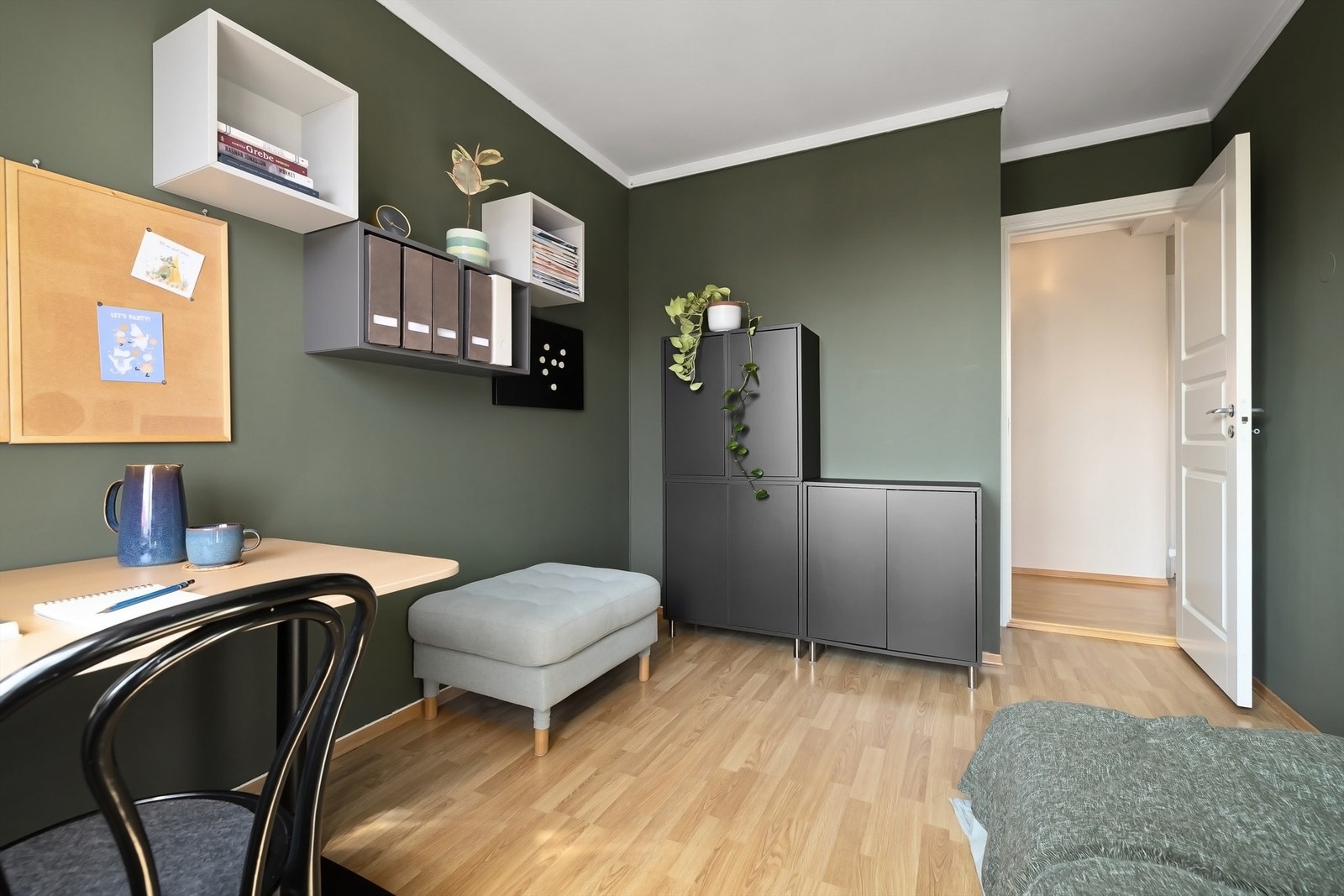 Her er det godt med lysinslipp fra stort vindu, samt en lun farge på vegg som skaper en god atmosfære i rommet Galleribilde