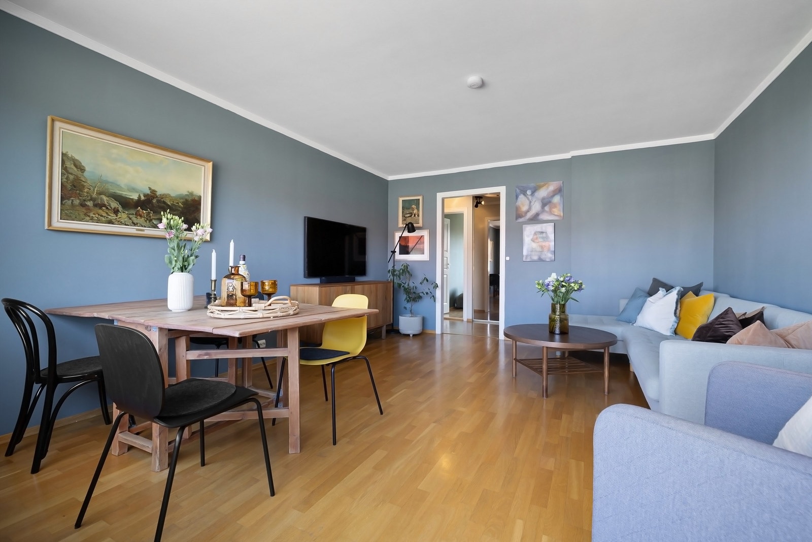 Her er det god plass til en romslig sofagruppe med tilhørende salongbord og tv-seksjon, samt et hyggelig spisebord Galleribilde