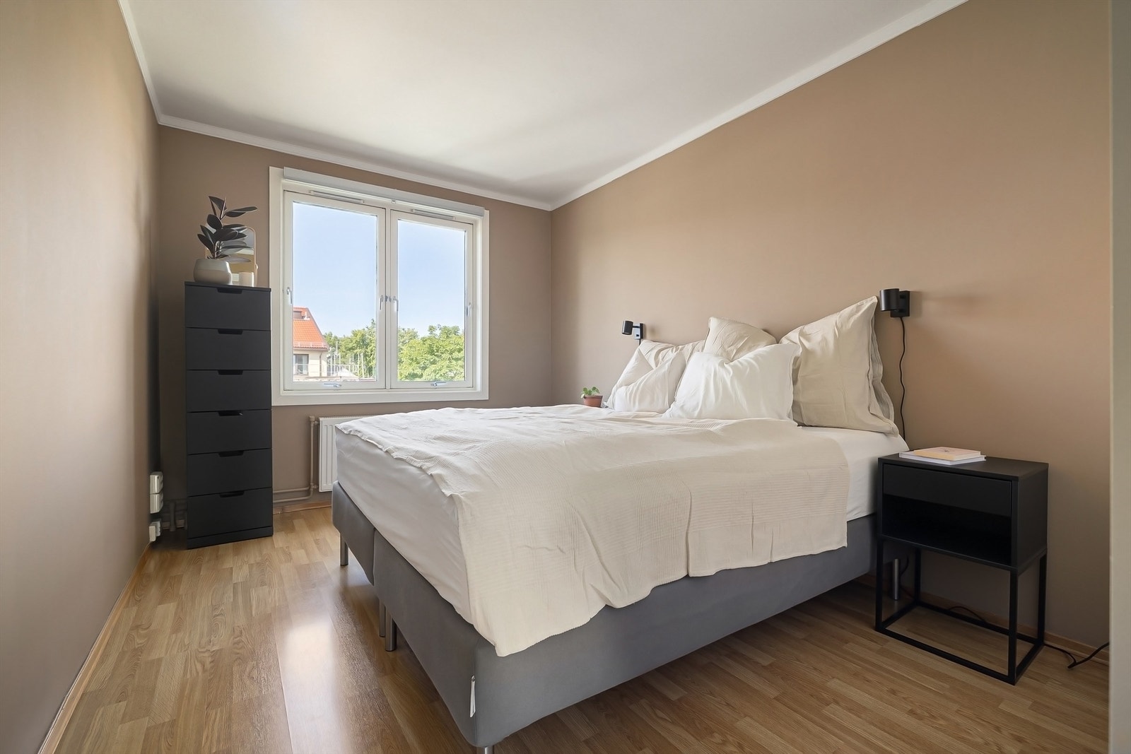 Lyst og behagelig hovedsoverom av god størrelse med store vindusflater som skaper et luftig oppholdsrom Galleribilde