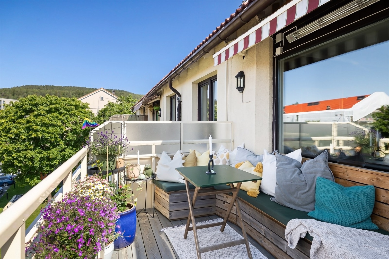 Balkongen har gode solforhold med sol store deler av dagen, og selger opplyser om sol fra ca. kl. 13 til 21 midtsommers Galleribilde