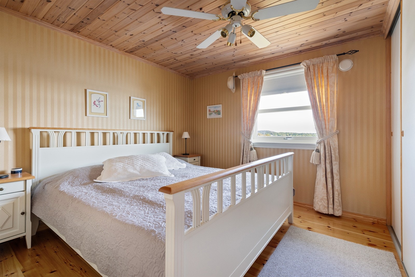 Hytta har totalt 3 soverom, samt en praktisk hems Galleribilde