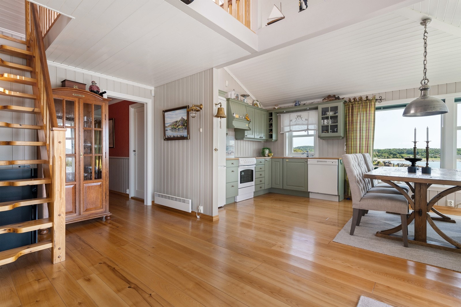 Den luftige og åpne stuen fungerer som et naturlig samlingspunkt Galleribilde