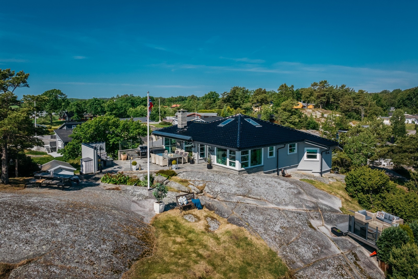 Velkommen inn i en attraktivt beliggende fritidseiendom på Kjærstranda. Hytta ble oppført i 2001 og er en perfekt kombinasjon av komfort og særegen sjarm. Galleribilde