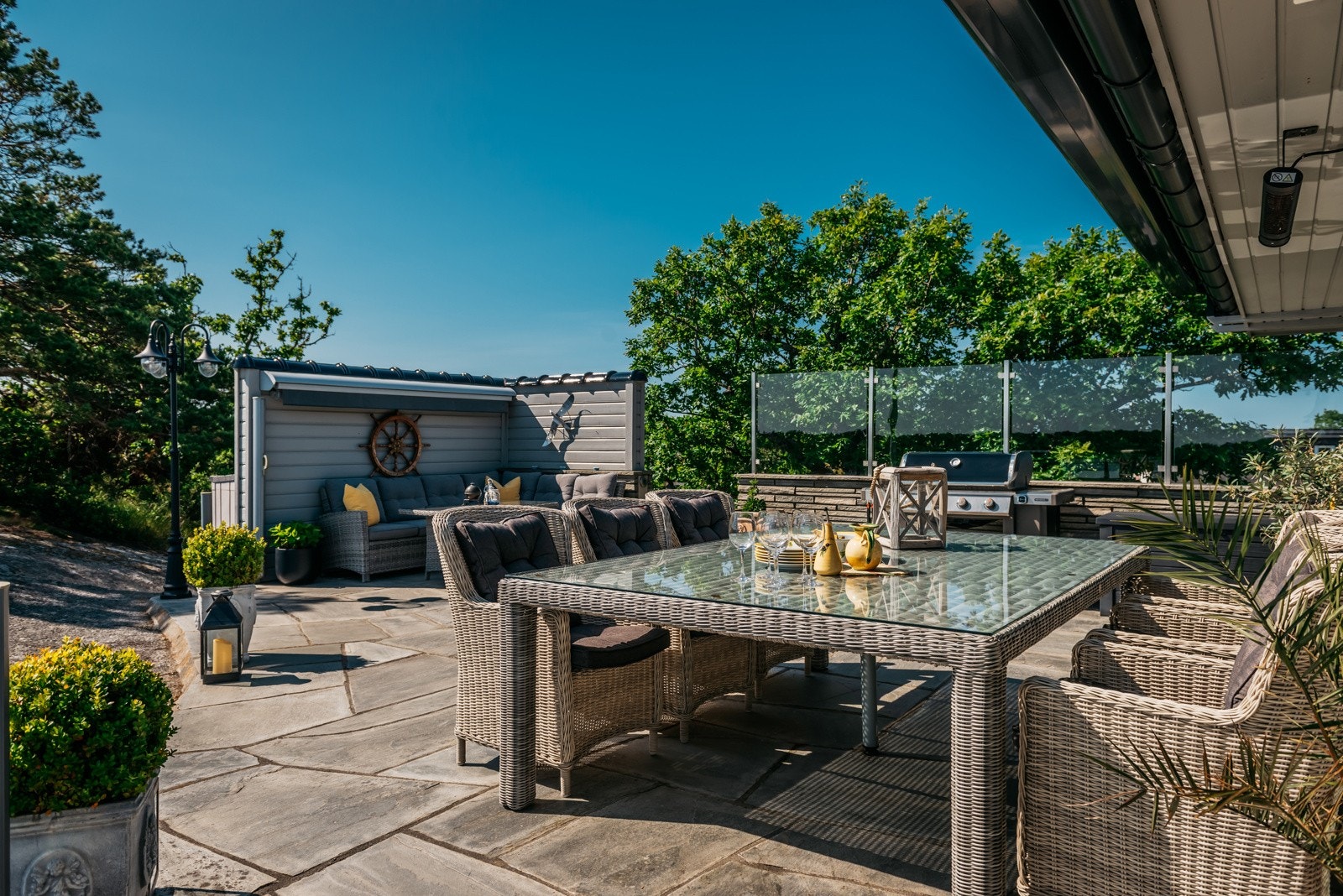 På tomten får du et ideelt uteområde hvor du kan nyte solen fra morgen til kveld Galleribilde