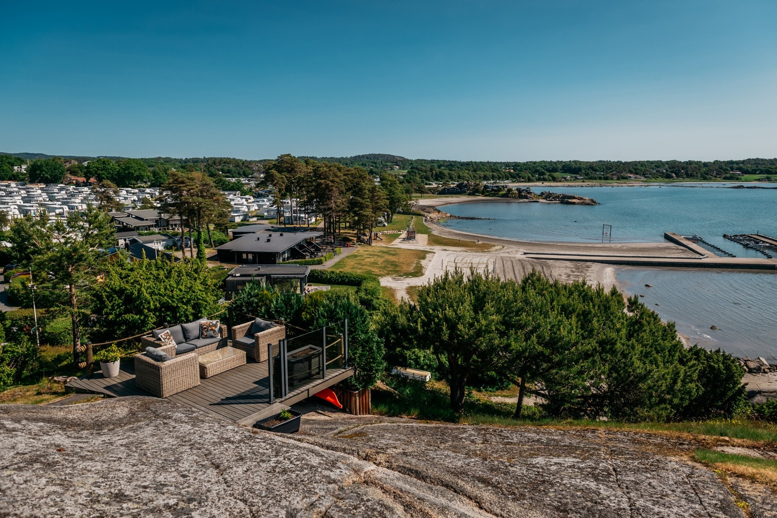 Hyttas beliggenhet gjør den skjermet og privat, samtidig som den ligger i et sosialt område. Galleribilde