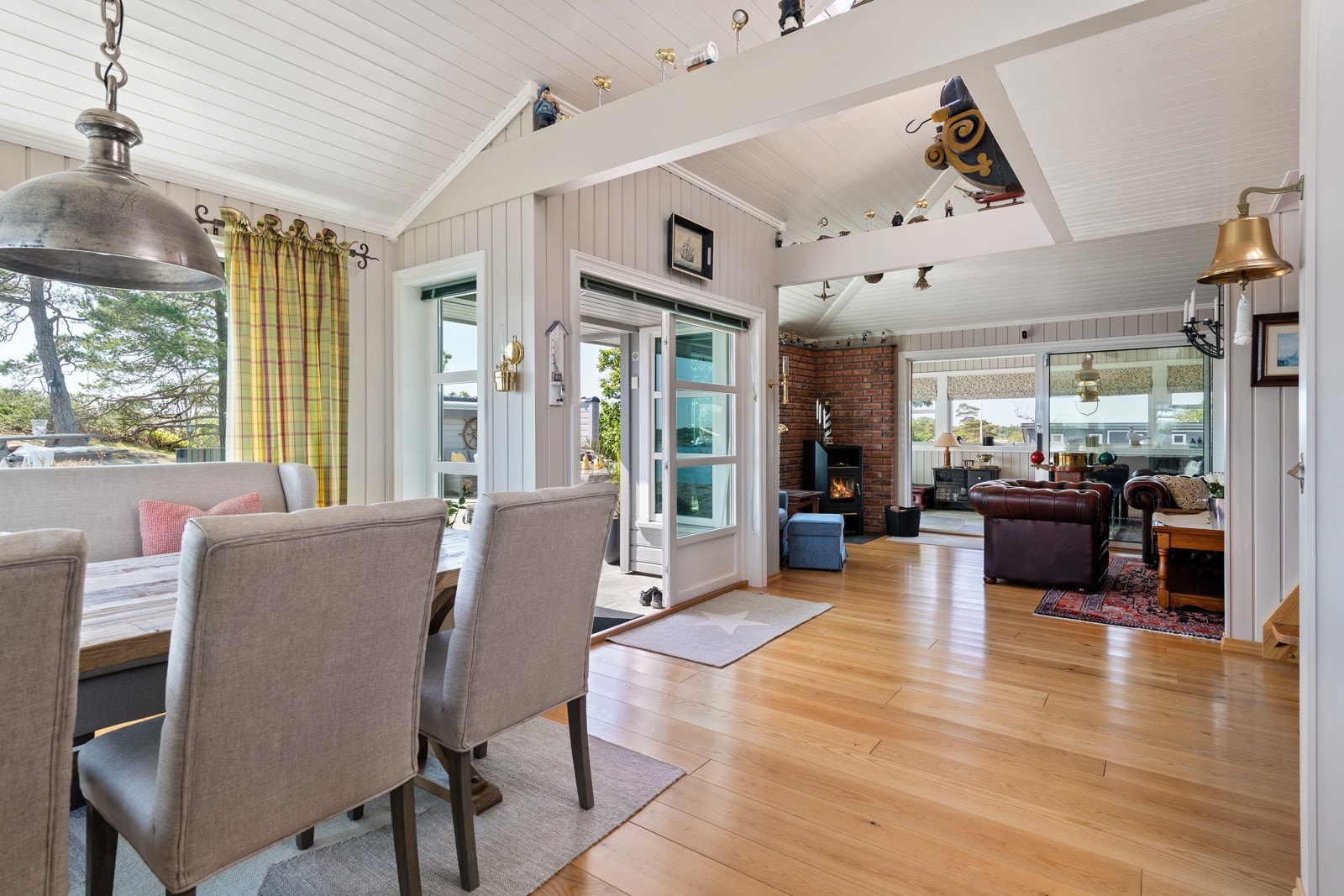 Med naturen som nærmeste nabo, en flott peisovn og flere soner for avslapning og samvær, ligger alt til rette for det gode hyttelivet Galleribilde