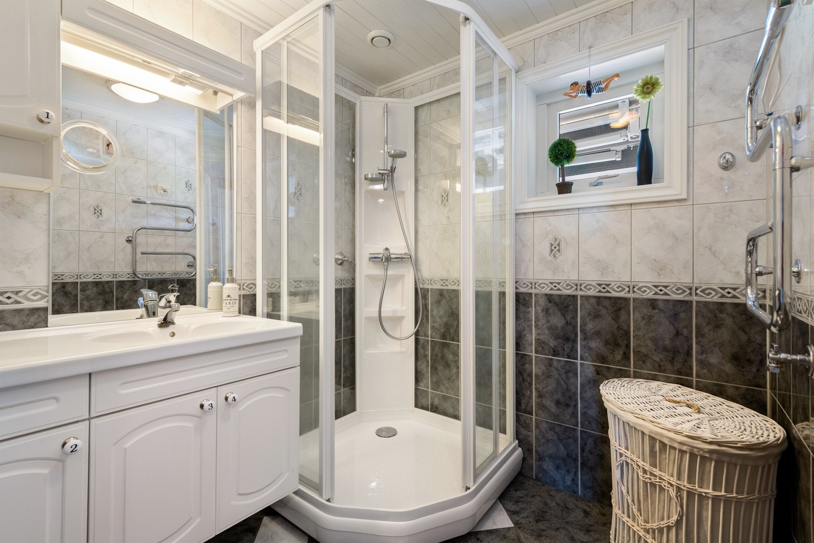 Badet holder god standard, med praktiske løsninger Galleribilde