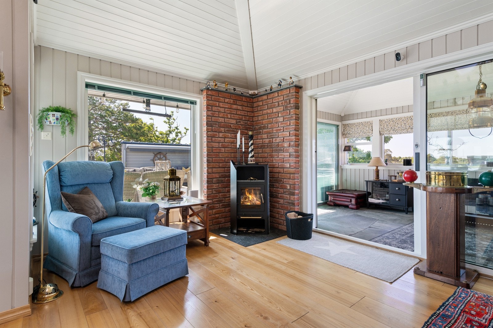 Hytta har rikelig med lysinnslipp som gir en luftig og trivelig atmosfære Galleribilde