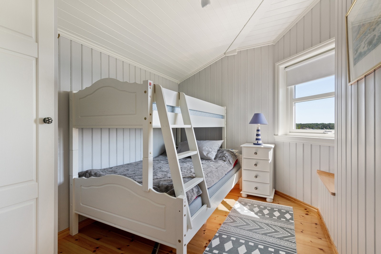 Hytta har et gjennomgående lyst uttrykk Galleribilde