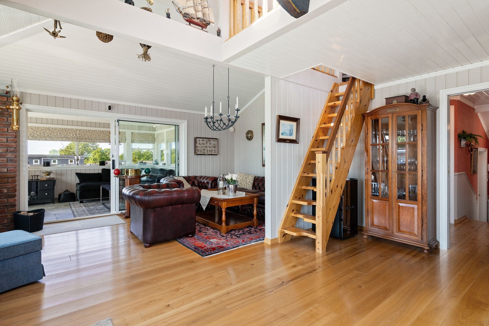 Fra stua er det trapp opp til en ca 10 kvm stor hems - den er likevel ikke målbar grunnet lav takhøyde, men har god bruksverdi Galleribilde