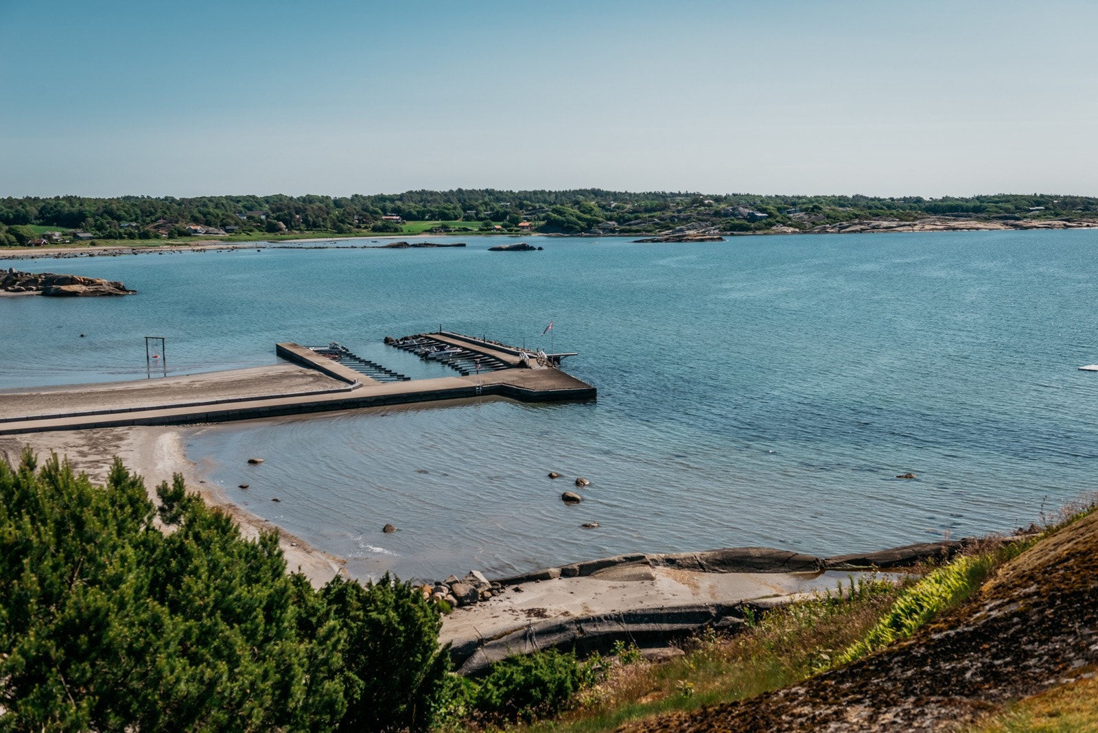 Her er det flotte bademuligheter med en rekke strender og brygger. Galleribilde