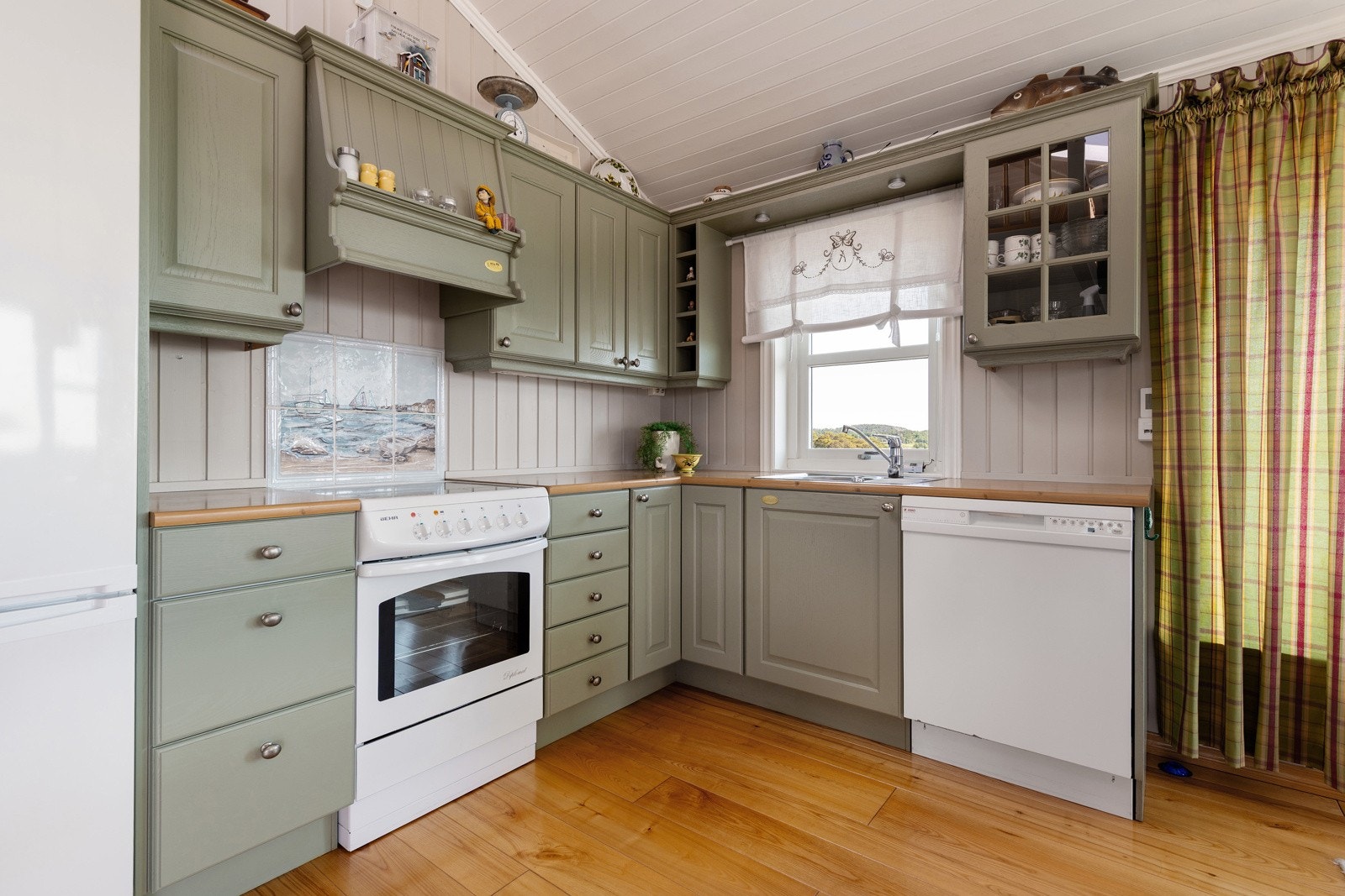 Praktisk og sosialt kjøkken ligger i en åpen løsning med spisestue og stue Galleribilde