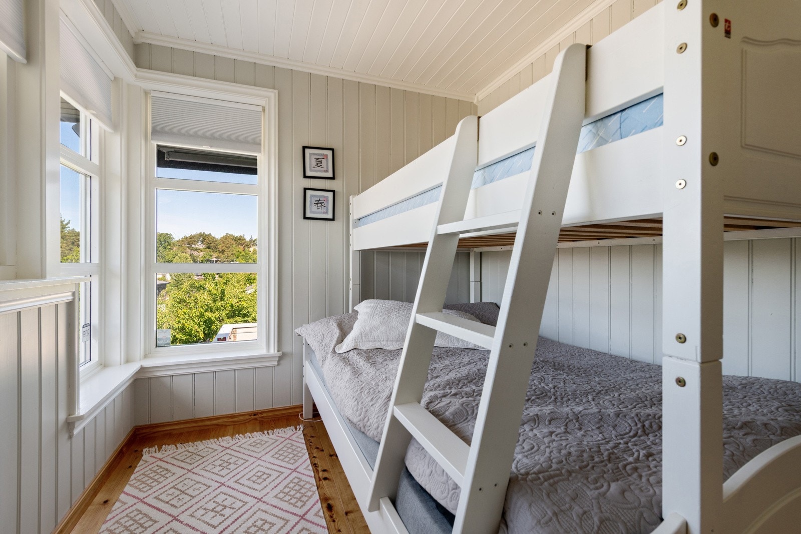 Lyst og pent soverom Galleribilde