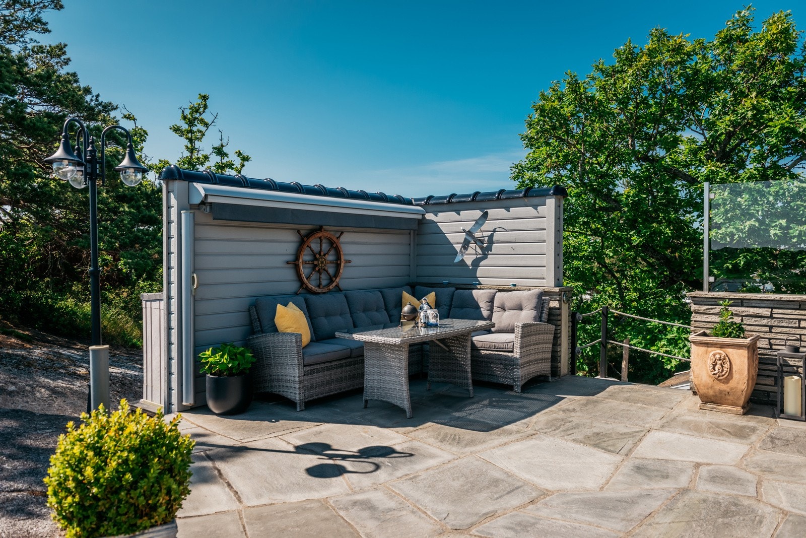 Tomten har en rekke ulike sittegrupper til enhver anledning Galleribilde