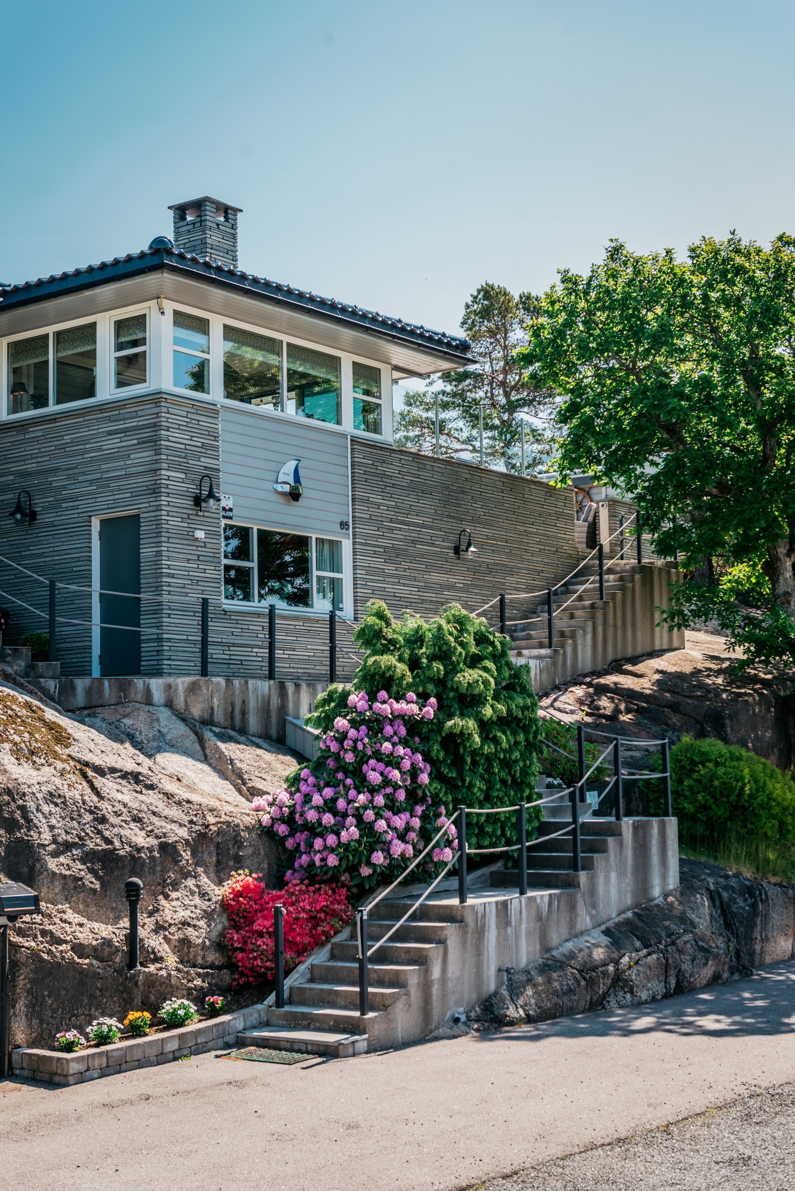 Tomten på romslige 1 381kvm ligger i et fredelig og privat miljø i naturskjønne omgivelser Galleribilde