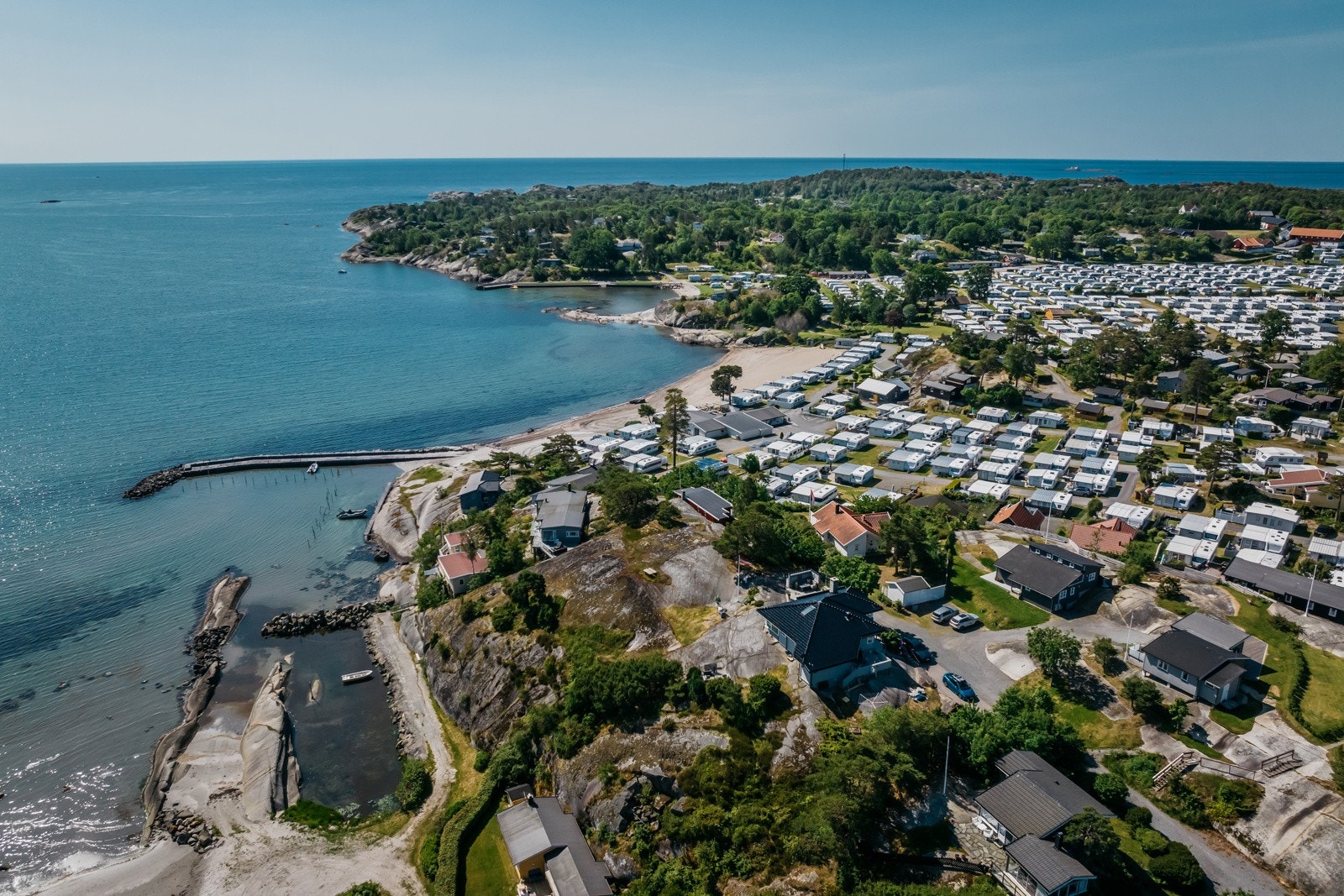 Naverfjorden har flere flotte badestrender som Kjærstranda, Donavall, Stolpestad, Anvikstranda mv. som alle er i nærområdet. Galleribilde