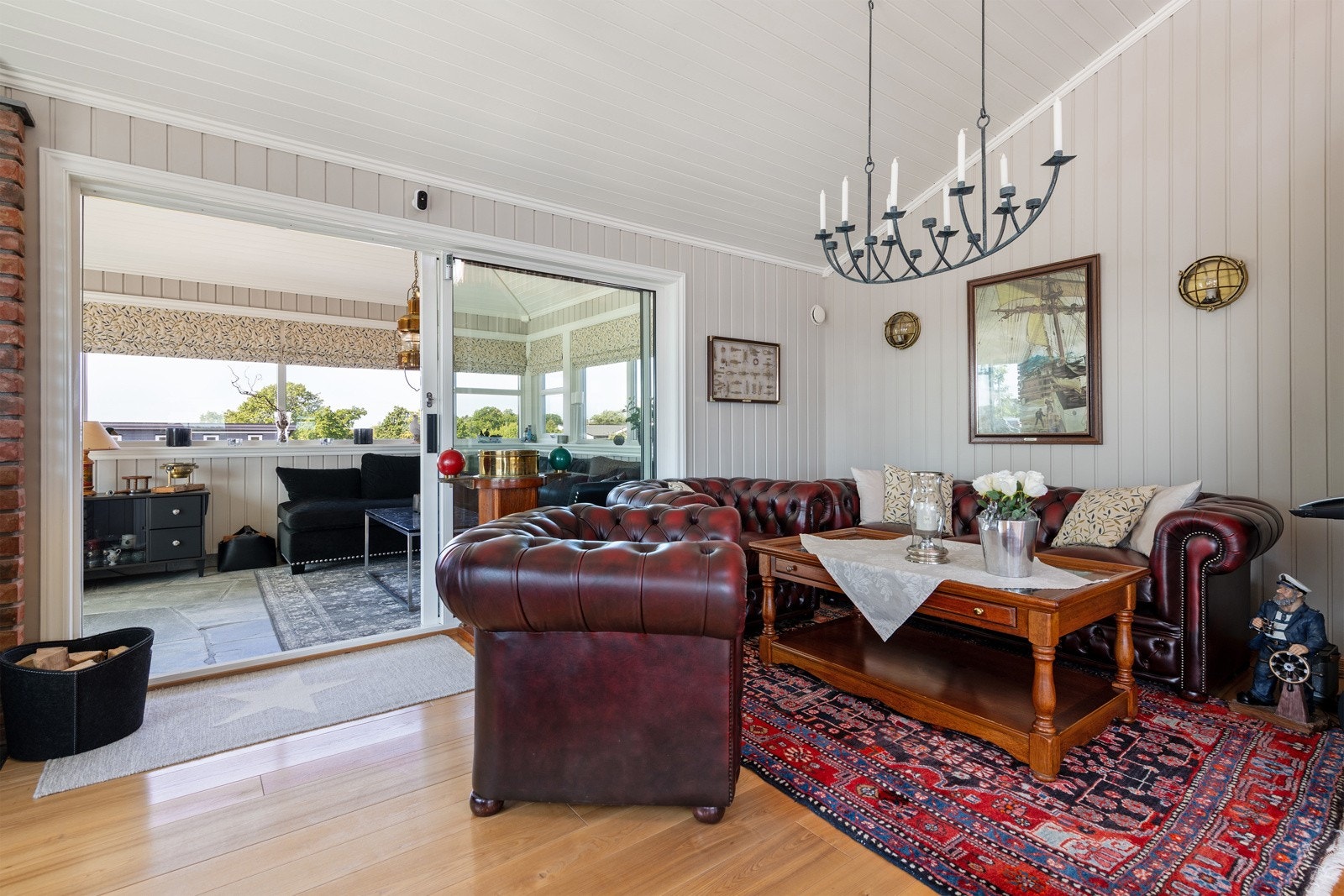 Tilknyttet stuen er det en innglasset veranda Galleribilde