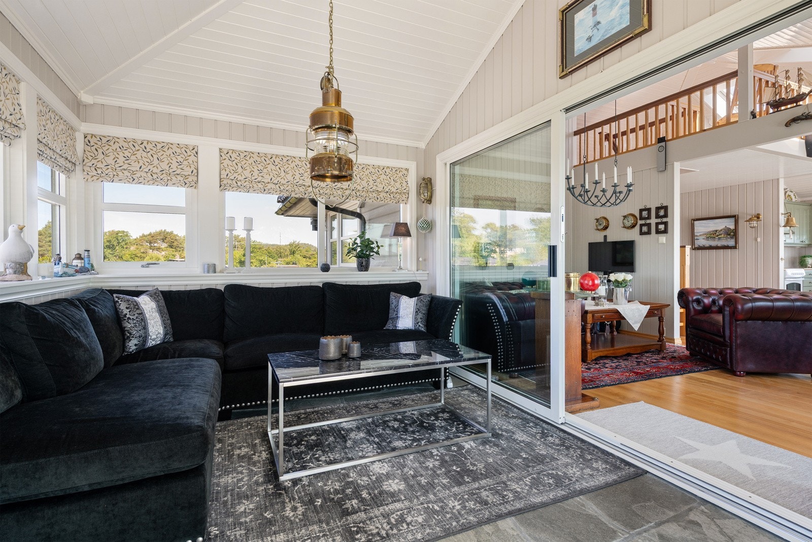 Den innglassede verandaen gir hytta et fleksibelt ekstra oppholdsrom Galleribilde