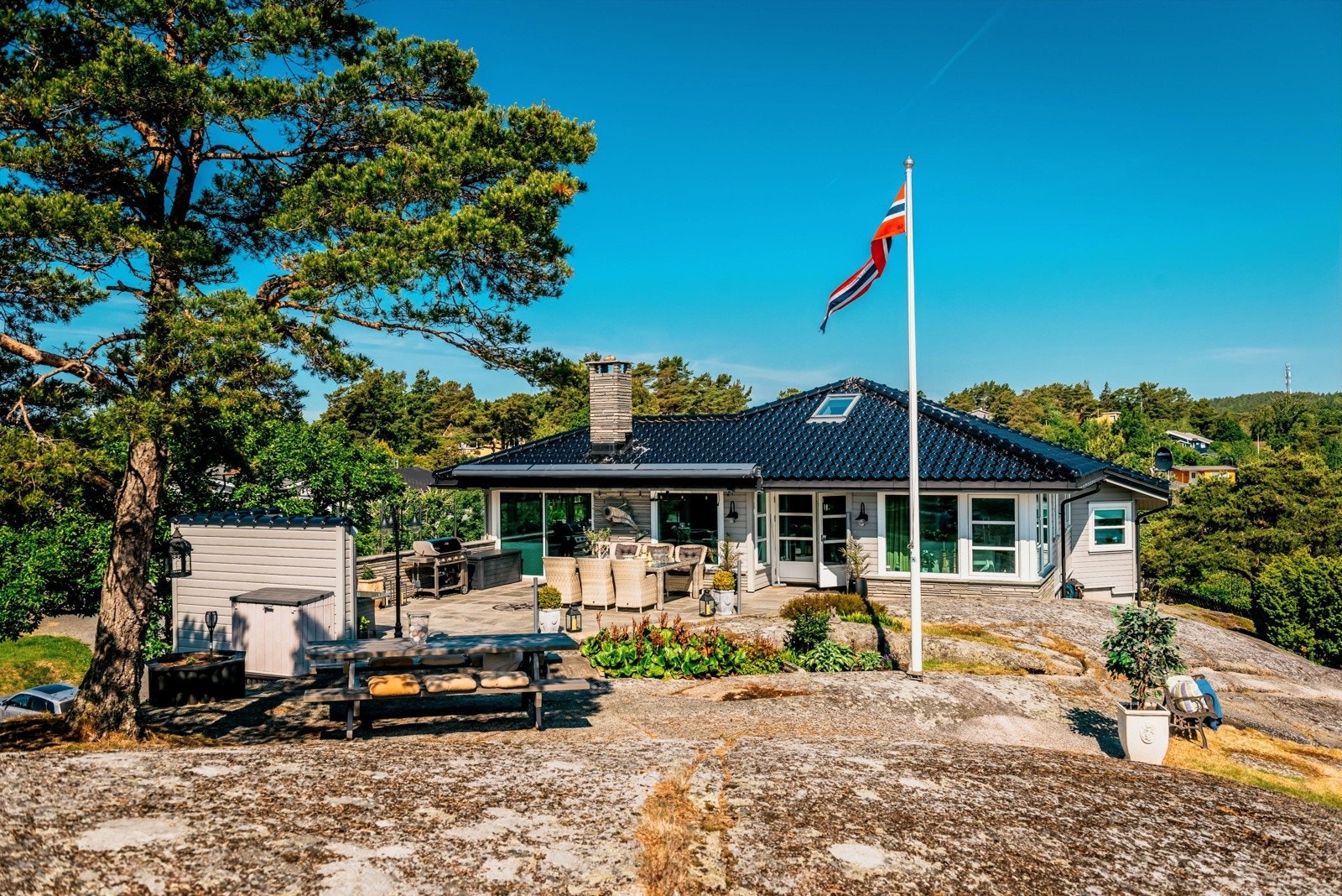 Hytta glir sømløst inn med omgivelsene og bærer samtidig preg av moderne og tidløs design. Galleribilde