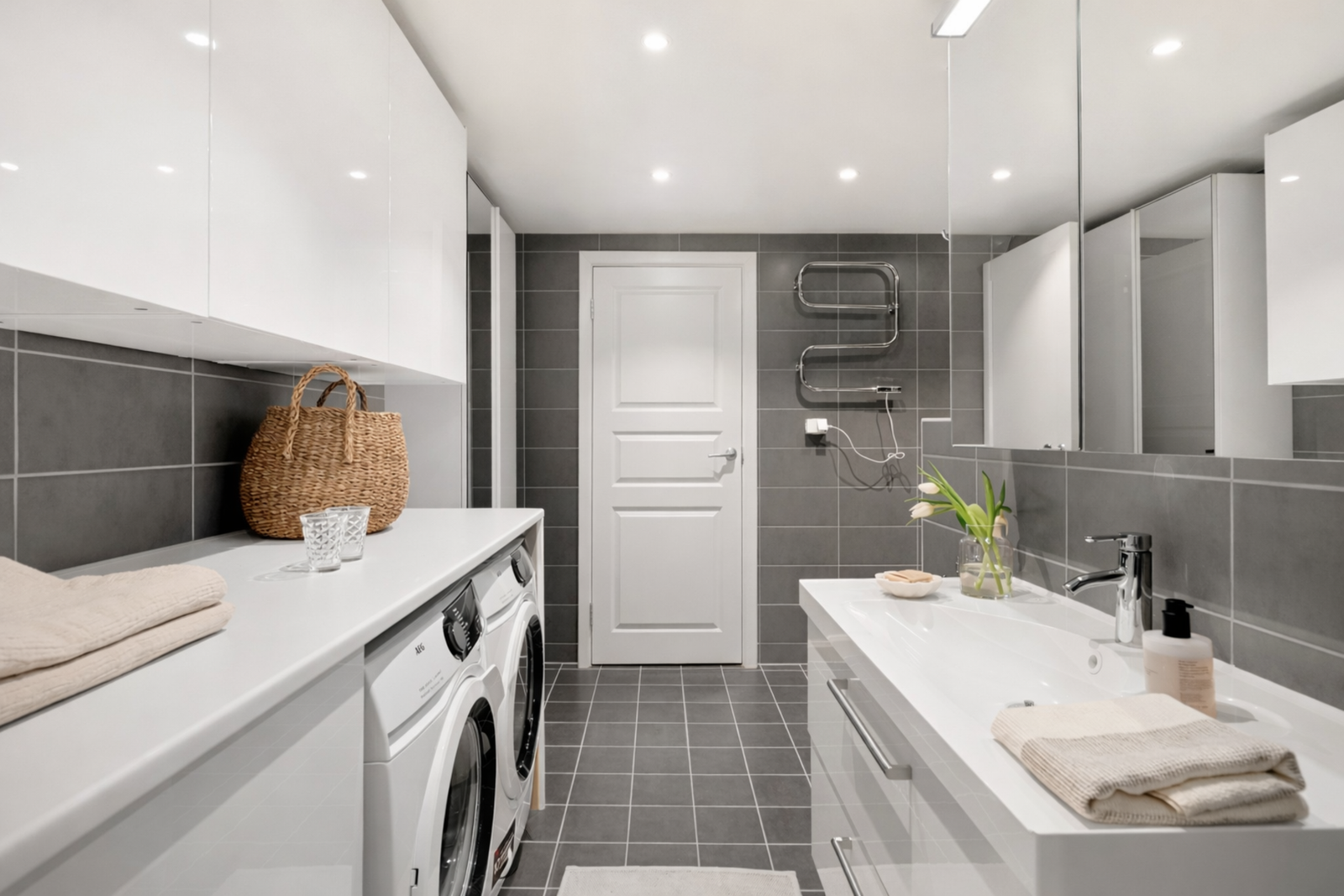 Boligen har et stort og moderne bad, i tillegg til et seperat toalettrom. Galleribilde