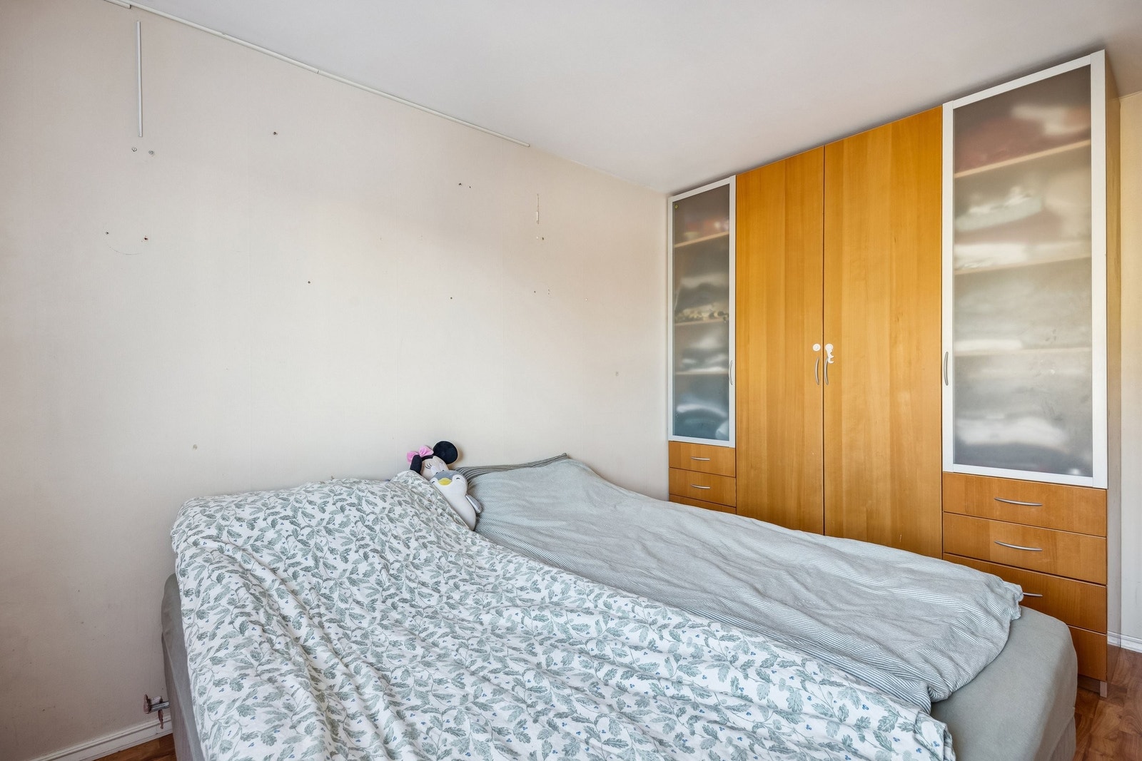 Romslig soverom med god plass til dobbeltseng, nattbord og skyvedørsgarderobe Galleribilde