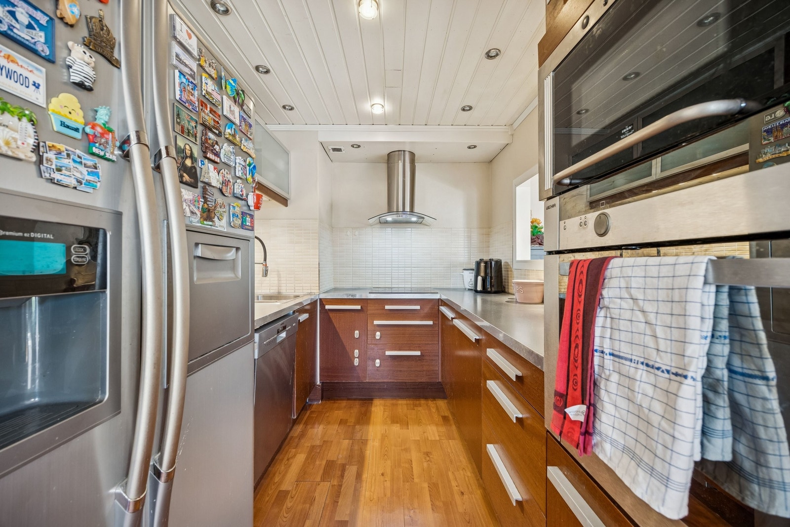 Flott kjøkken med integrert hvitevarer Galleribilde