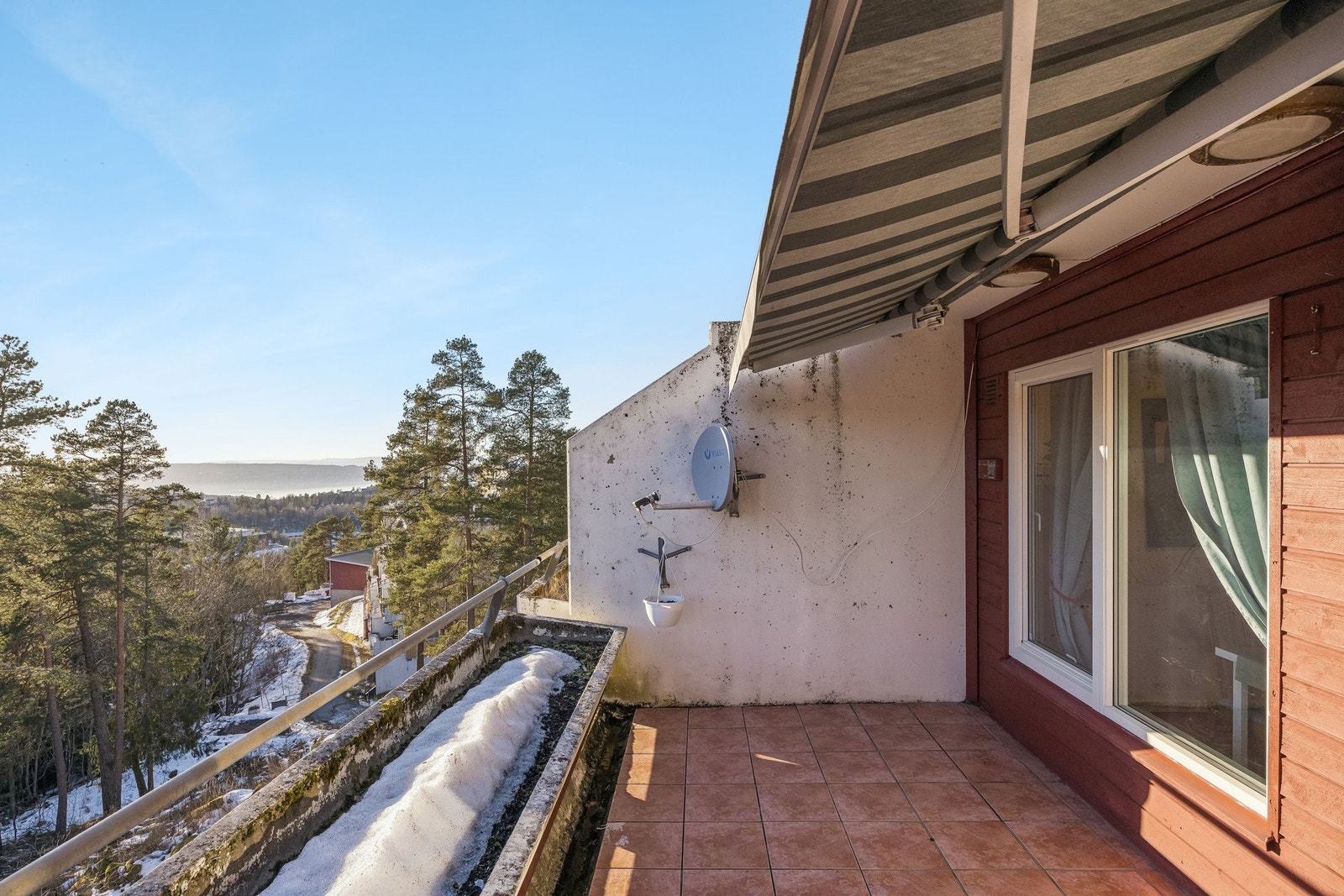 Stor balkong på 10kvm. God plass til grill og møbelelement. Galleribilde