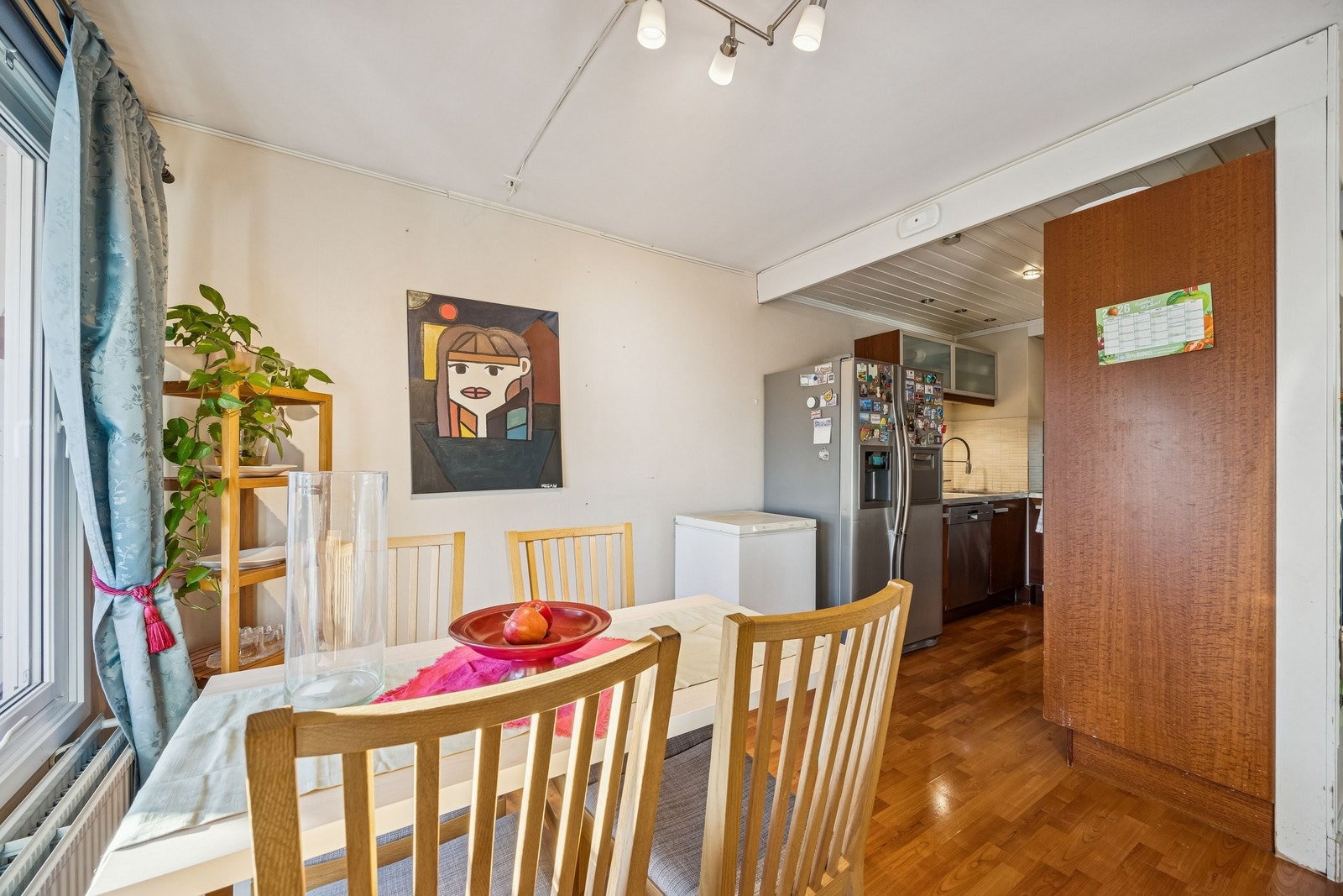 God plass til kjøkken og spisestue Galleribilde