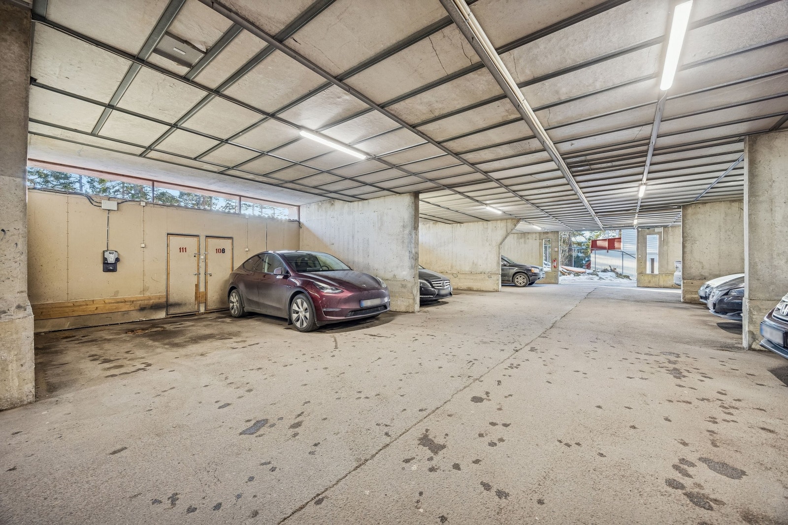 Romslig garasjeplass med bod og EL-lading Galleribilde