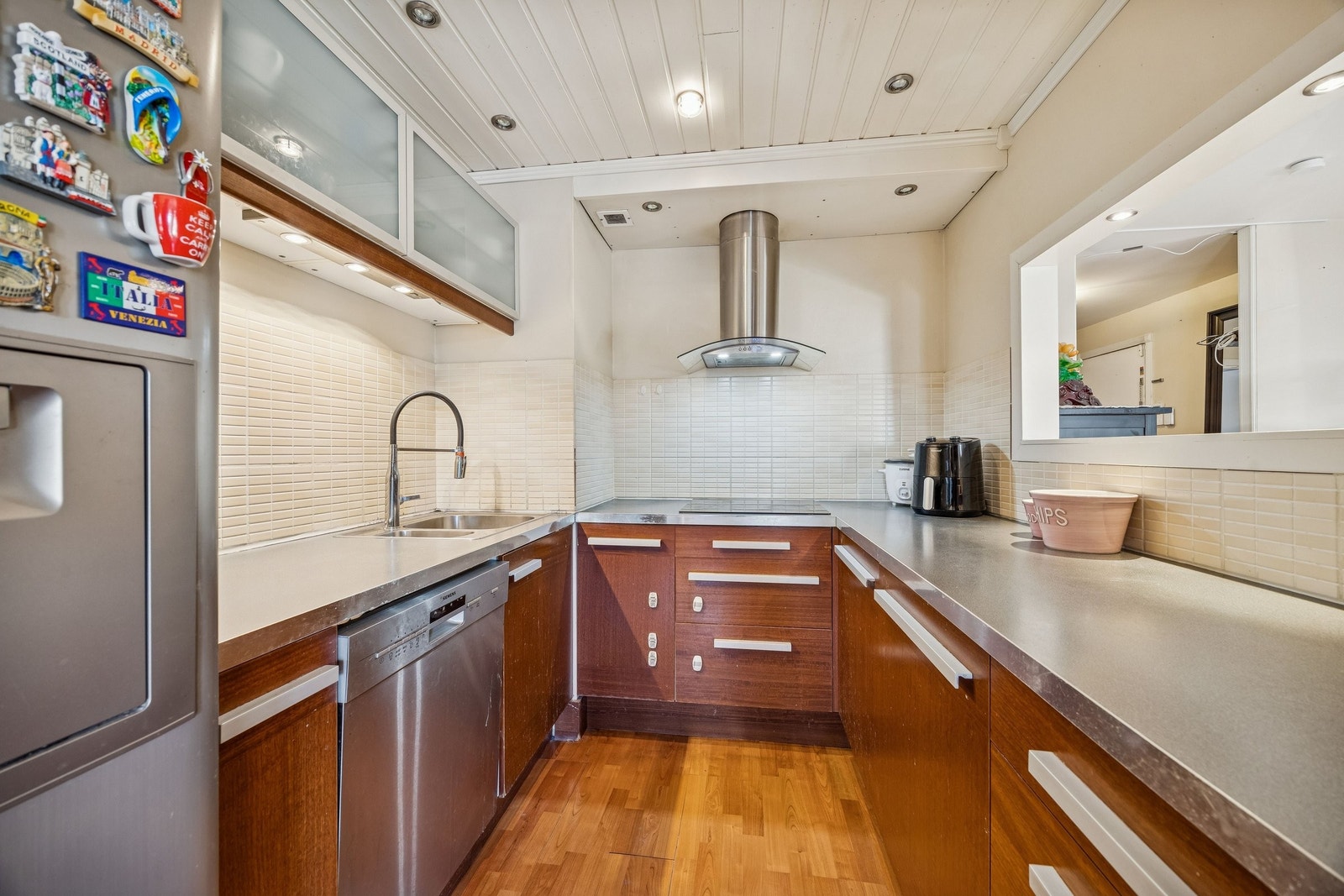 Kjøkkenet har delvis åpen løsning mot stue Galleribilde