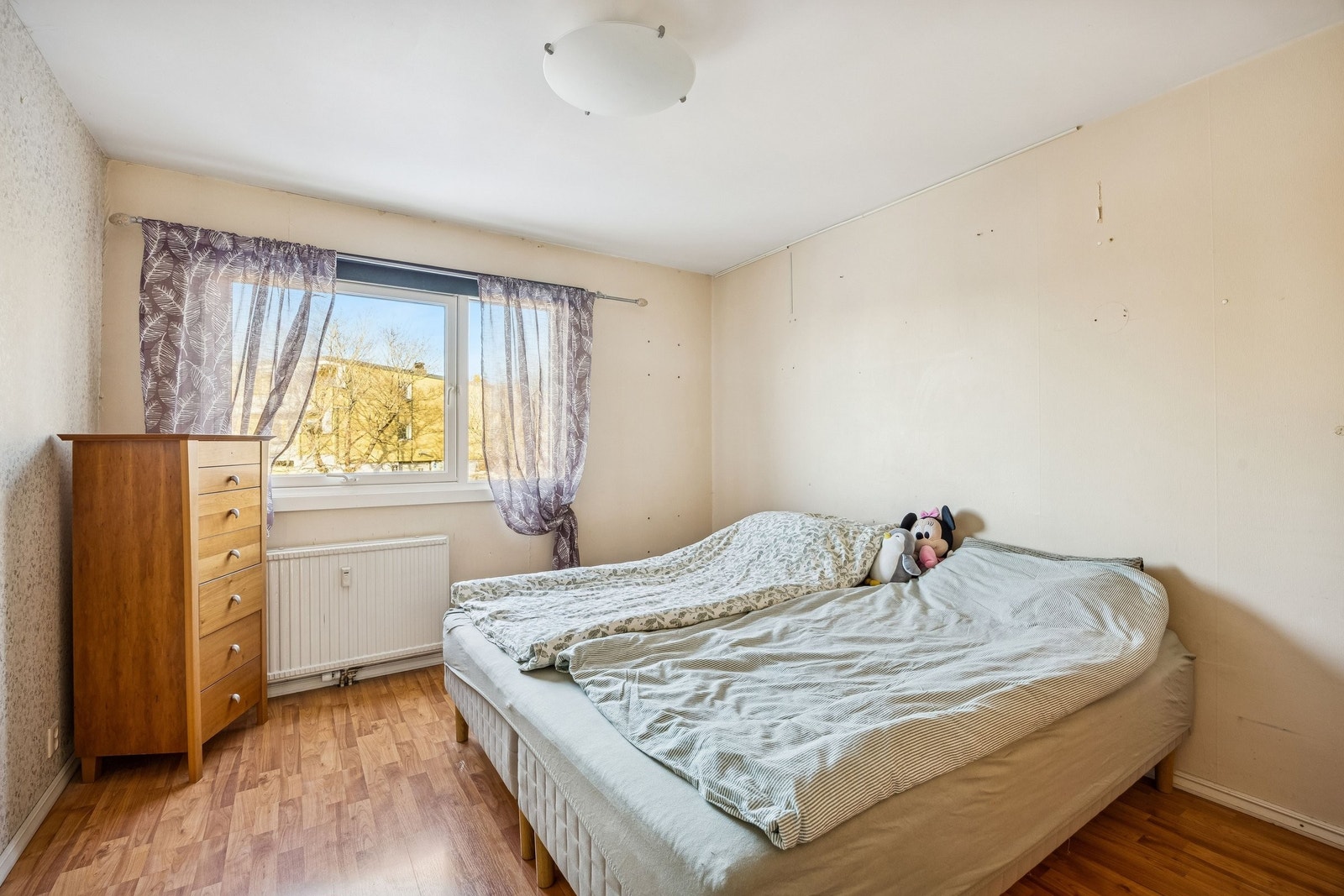 Lys og luftig soverom med store vinduer Galleribilde