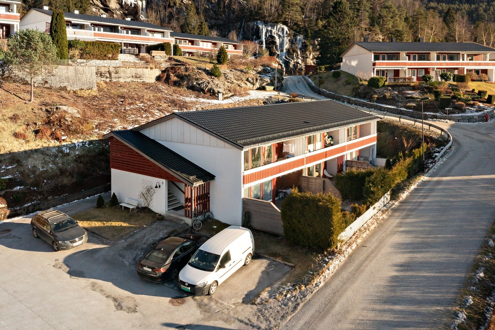 Leiligheten har en fast parkeringsplass på tomt, ellers er felles gjesteparkering. Galleribilde