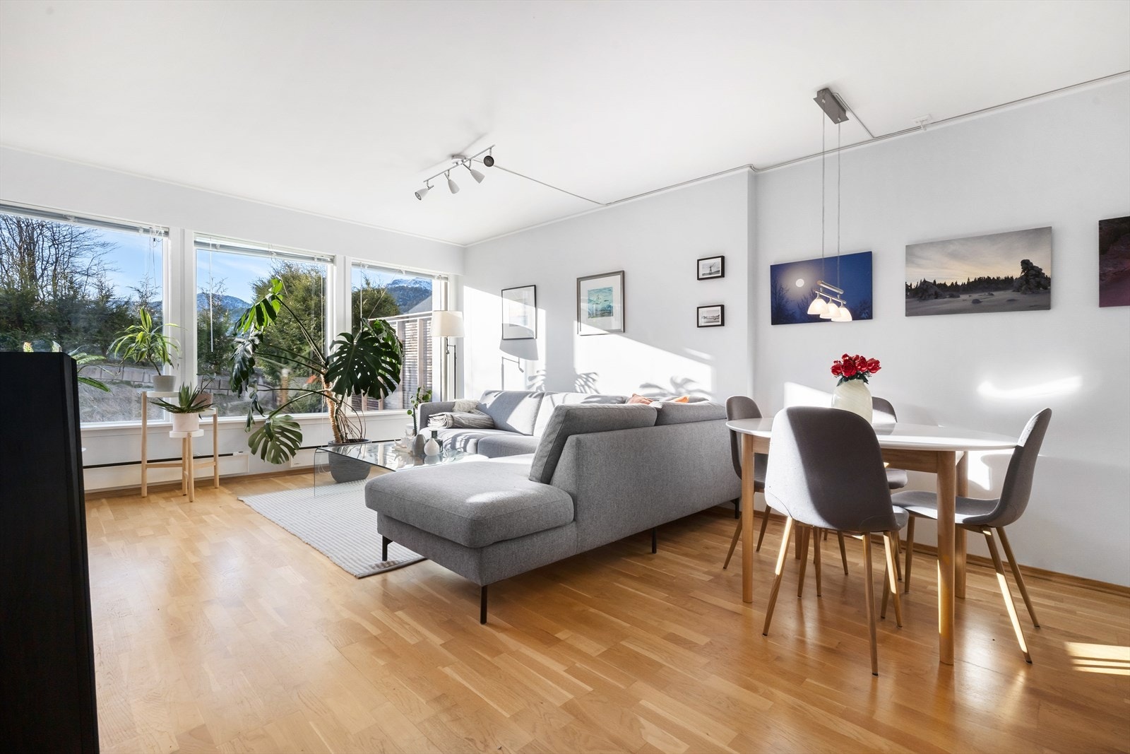 Kjekk 2-roms som inneholder stue, kjøkken, 1 soverom, bod, bad/vaskerom, vindfang og gang. Galleribilde