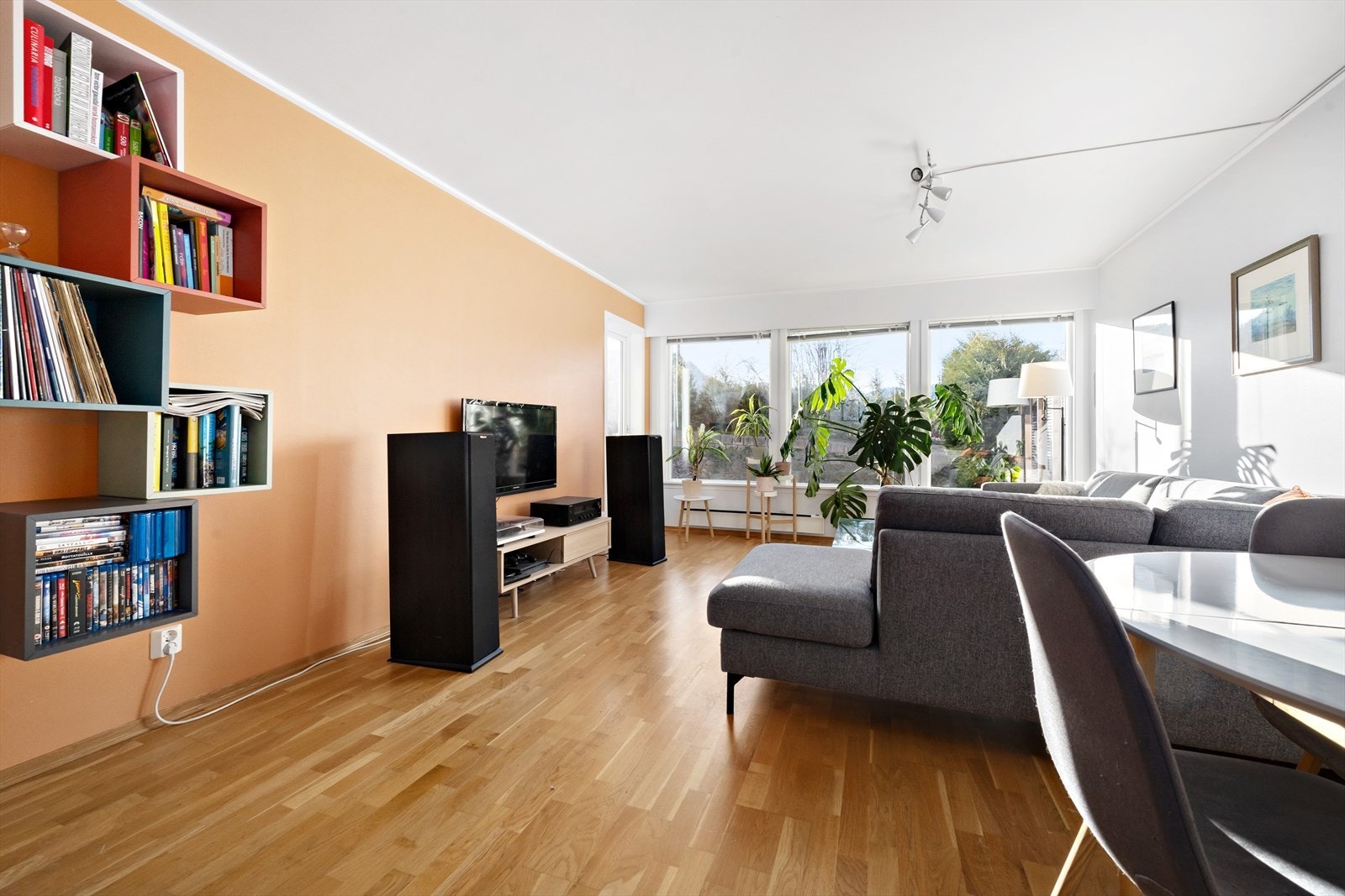 Fra stuen er det utgangsdør til sørvendt overbygget terrasse og hageflekk. Galleribilde