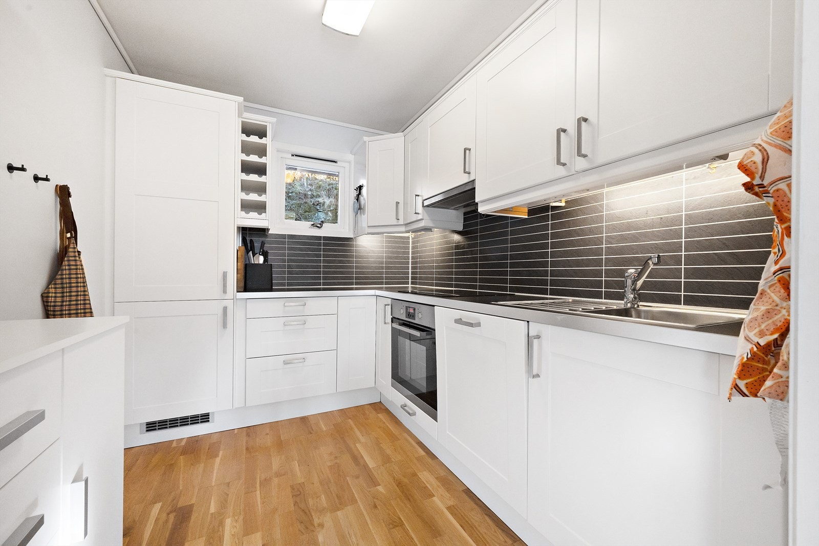 Innholdsrik kjøkkeninnredning fra IKEA Galleribilde