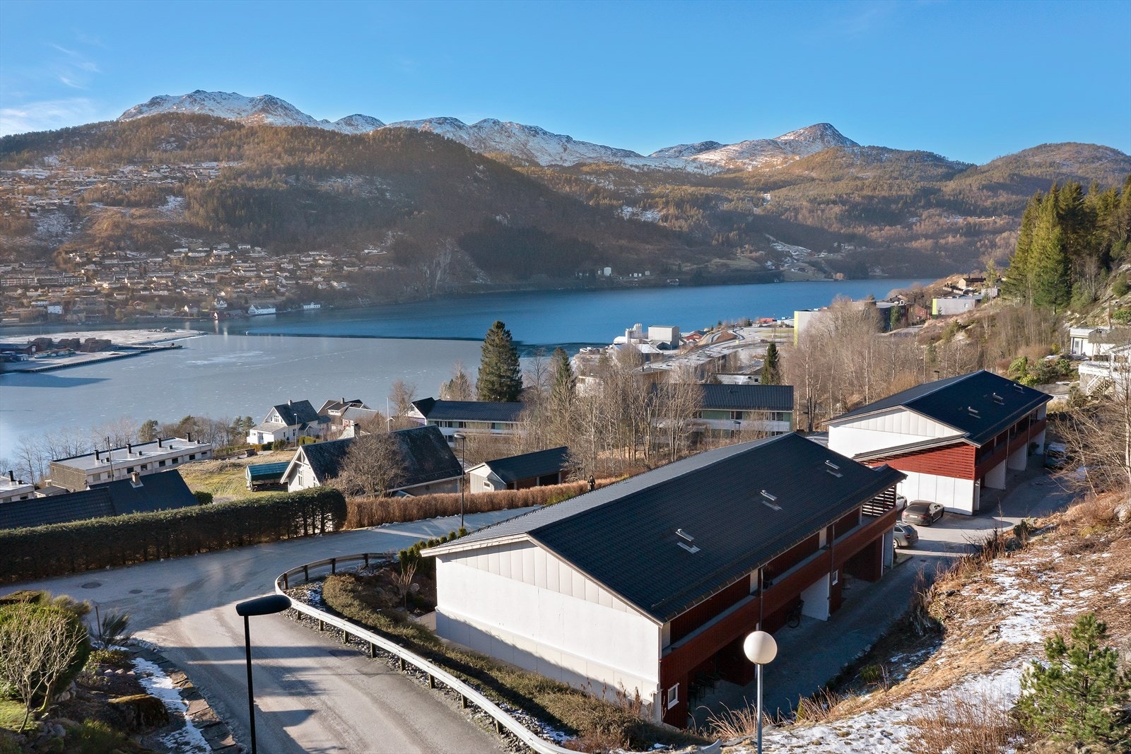 Borettslaget ligger fint til med gangavstand og bussforbindelse til Førde sentrum Galleribilde
