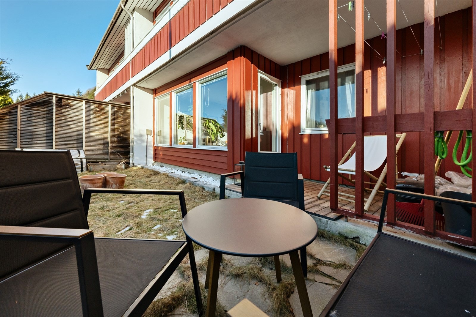 Leiligheten har egen terrasse og hageflekk Galleribilde