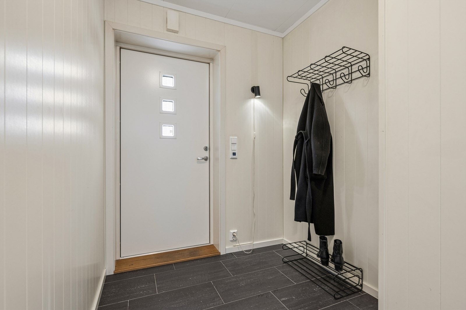 Gang med varmekabler i gulv og plass til garderobeløsning Galleribilde