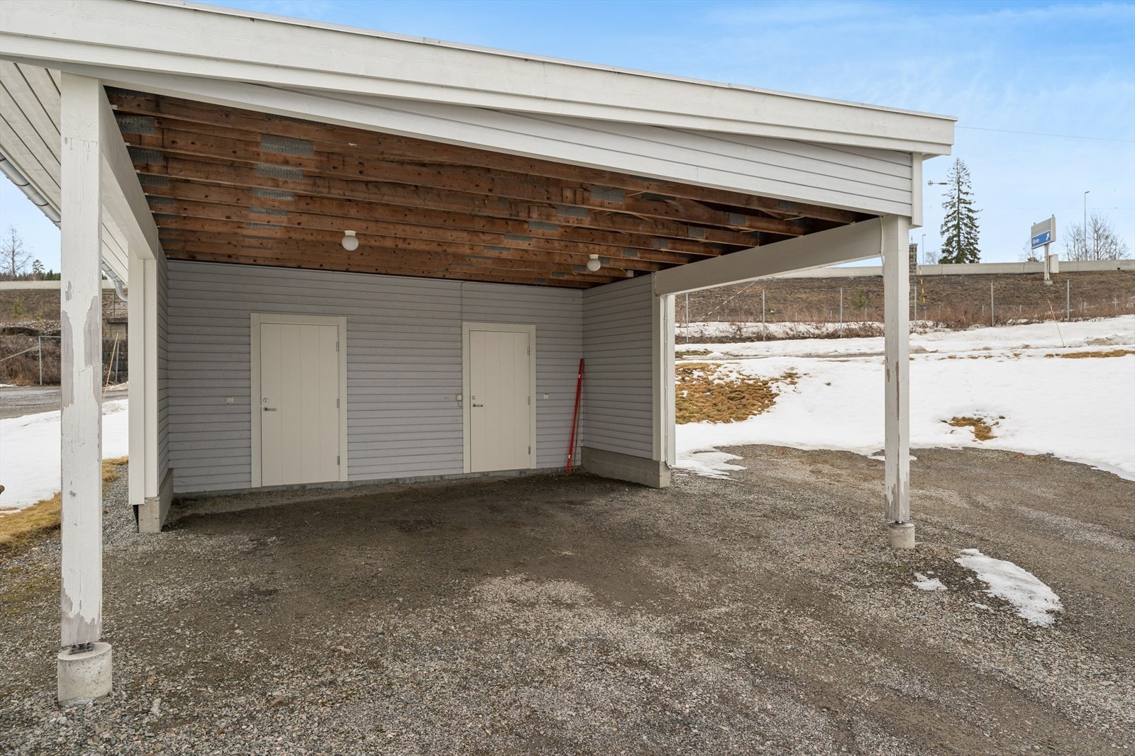 Leiligheten disponerer egen carport og bod. Galleribilde