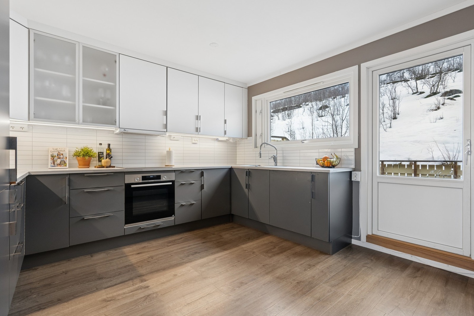 Boligen har svart god beliggenhet på øversete rekke og grenser mot friareal Galleribilde