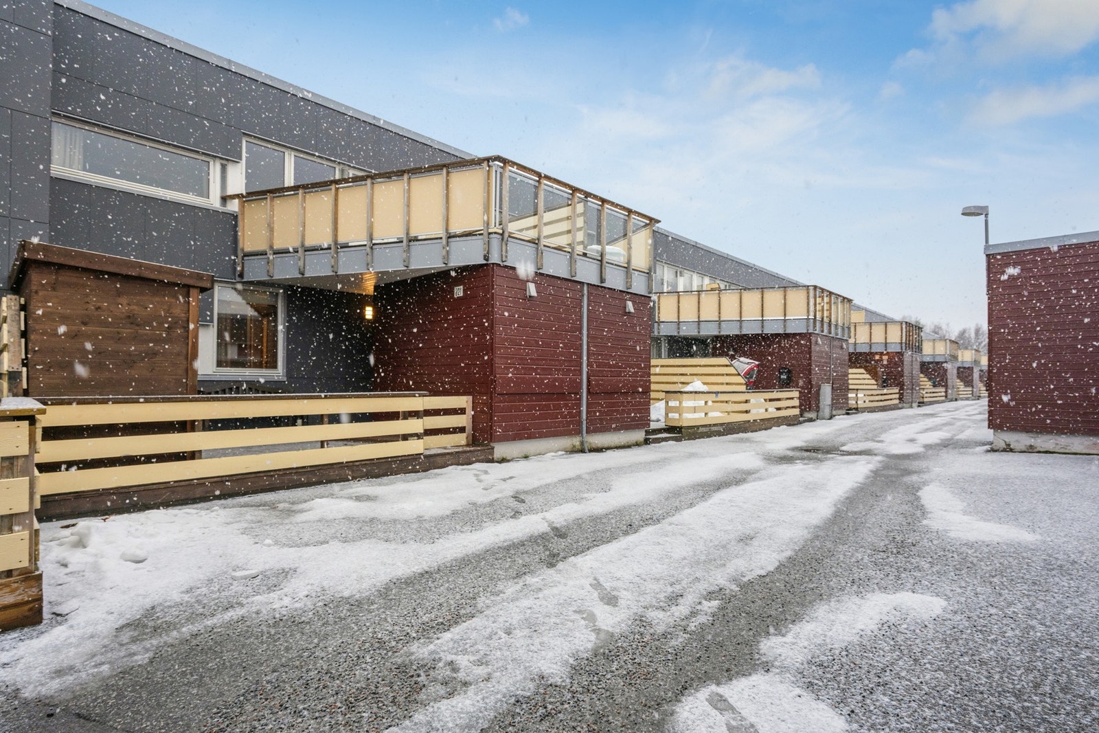 Boligen har egen inngang fra bakkeplan. Sportsbod og markterrasse ved inngangsparti Galleribilde