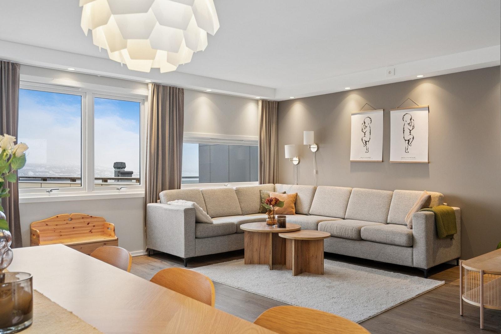 Velkommen til Planetvegen 221- En moderne 3-roms på øverste rad med fantastisk utsikt og 2 terrasser i et barnevennlig område. Galleribilde